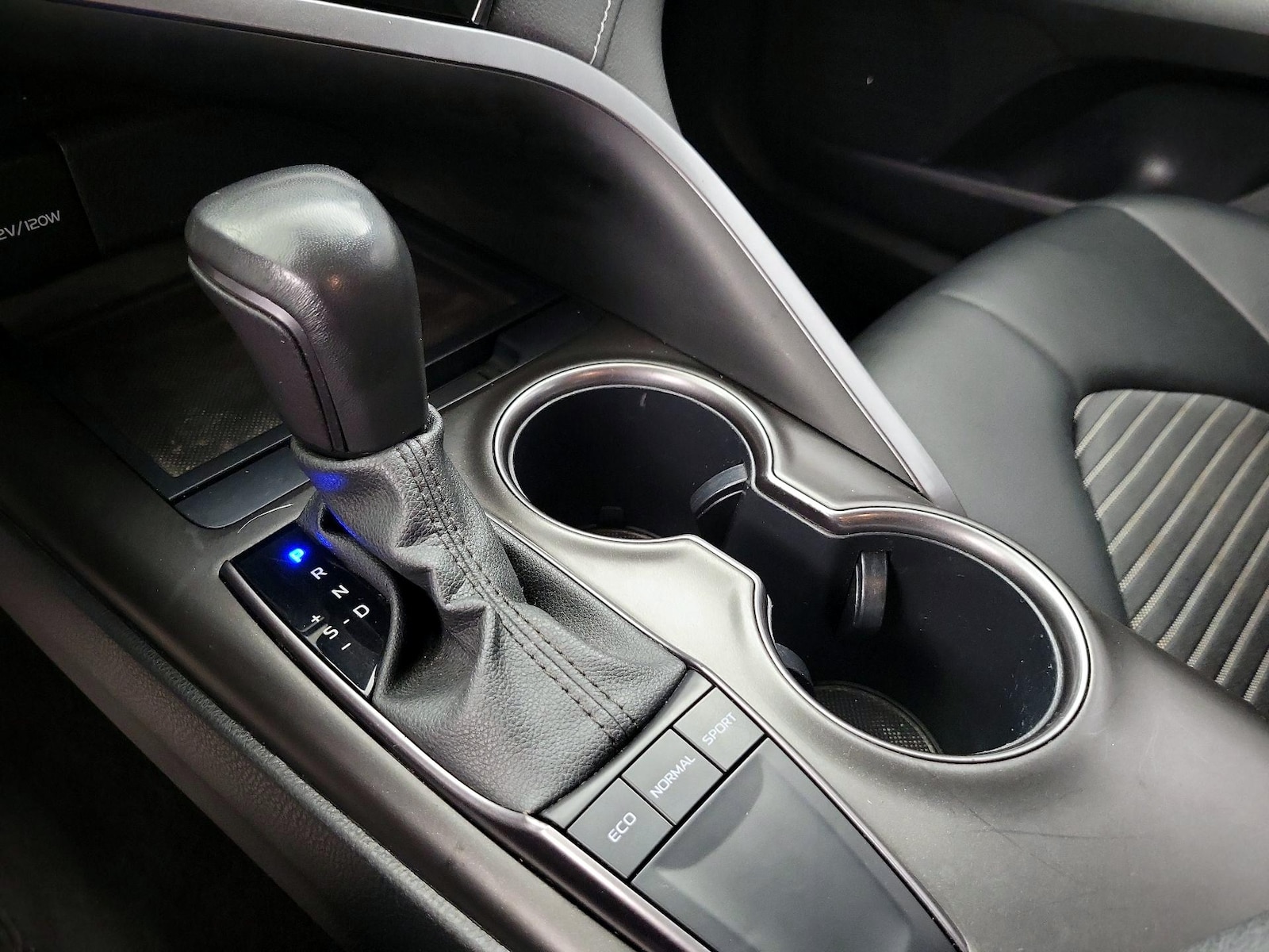2023 Toyota Camry SE - Photo 18