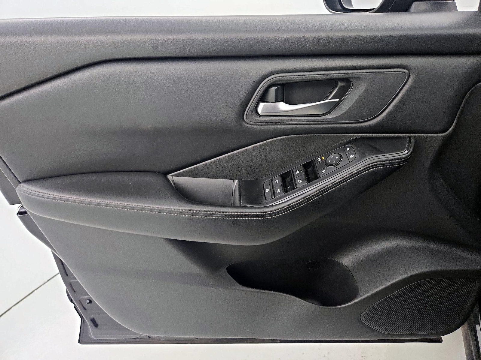 2025 Nissan Rogue SV - Photo 13