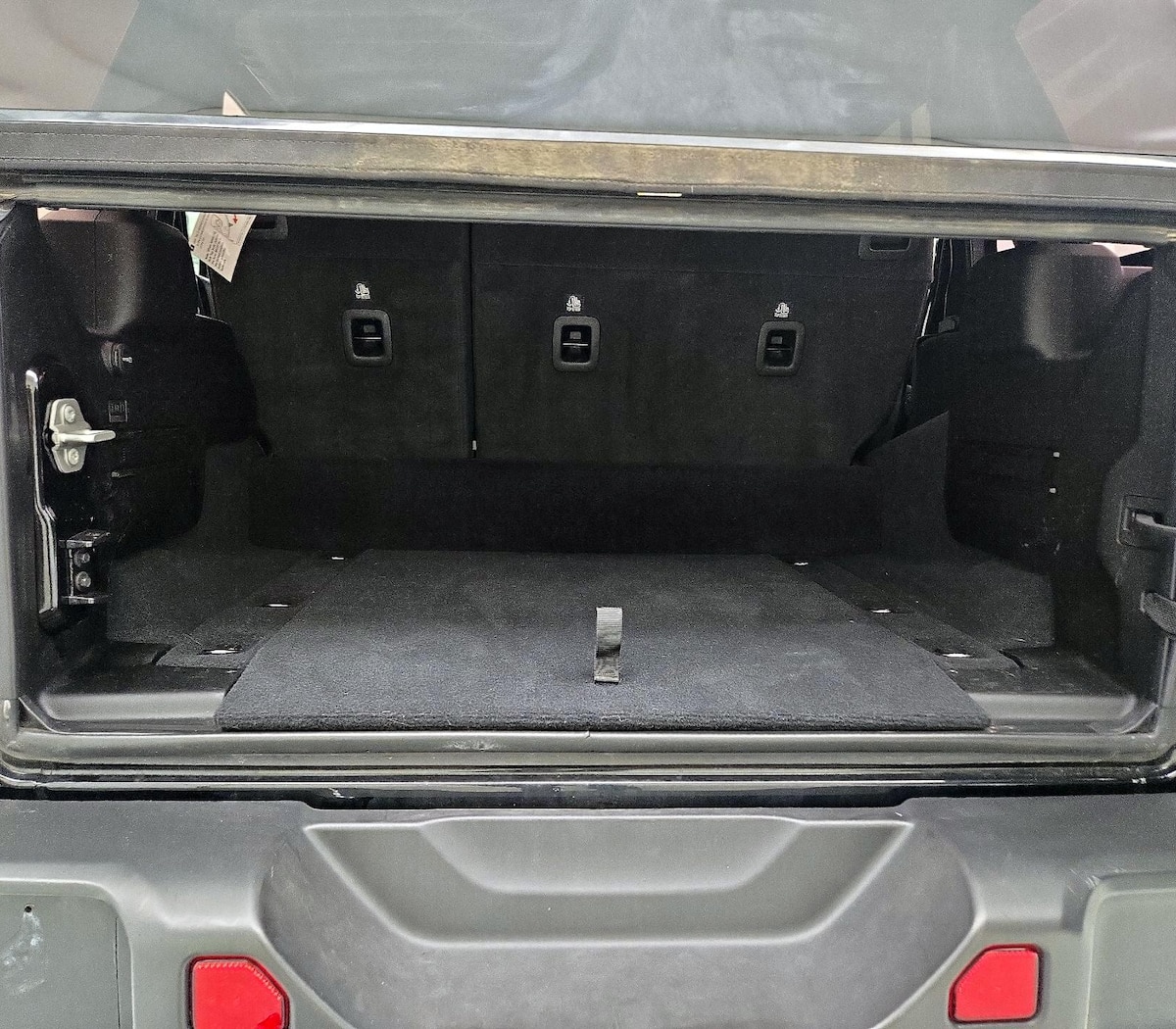 Trunk/Cargo (Seats Up)