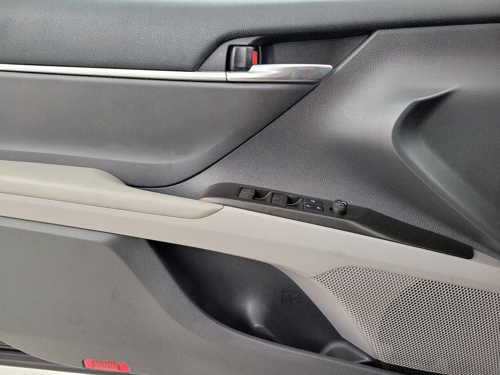 2021 Toyota Camry LE - Photo 13