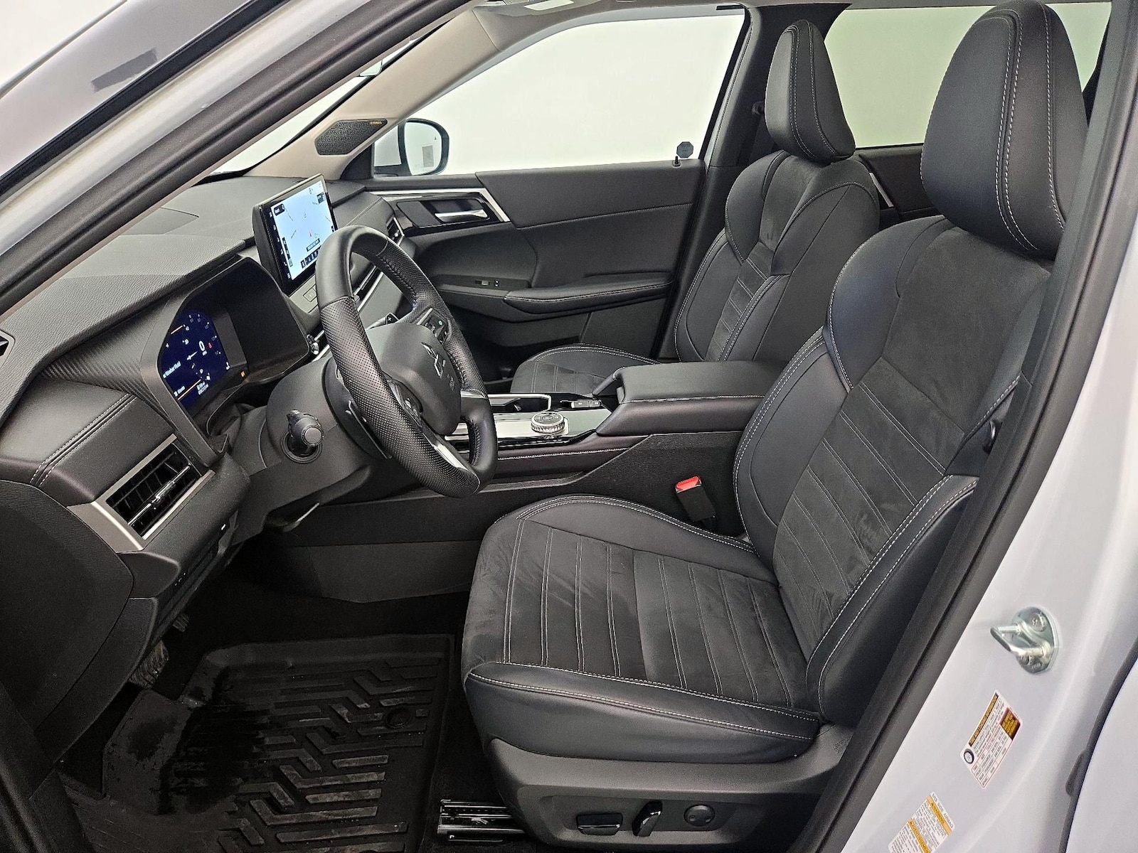 2025 Mitsubishi Outlander SE - Photo 12