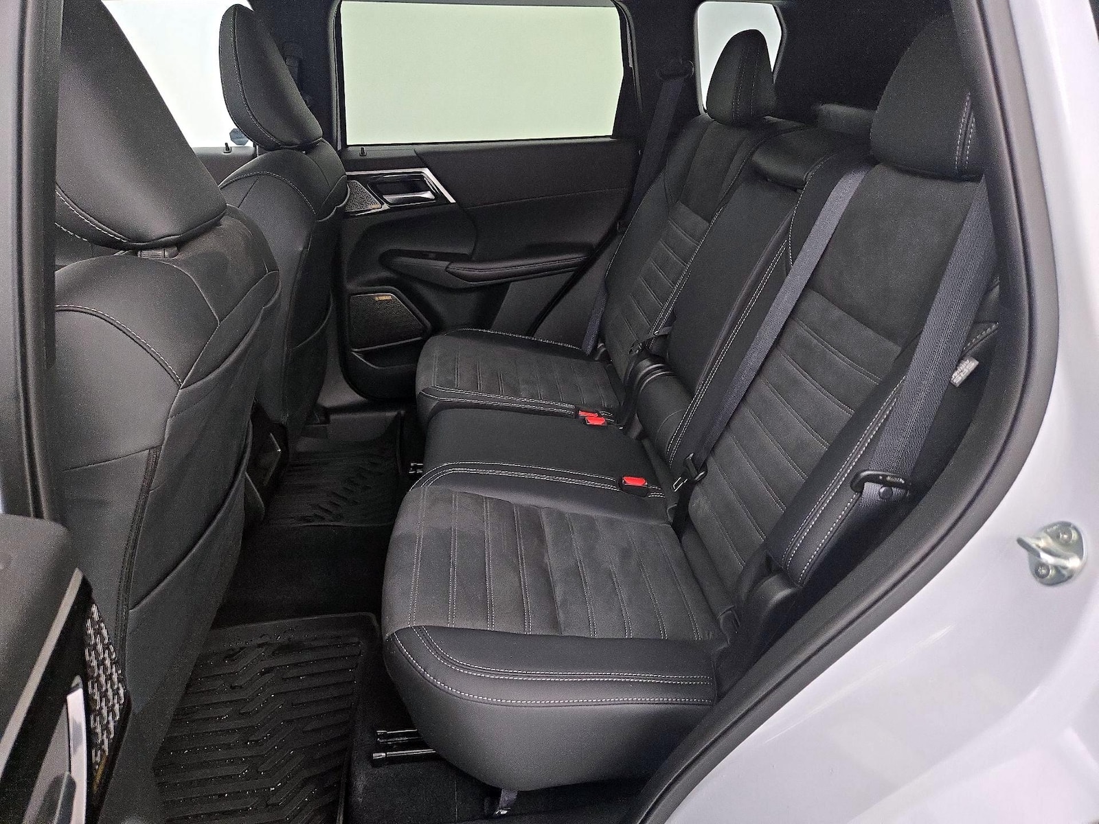 2025 Mitsubishi Outlander SE - Photo 22