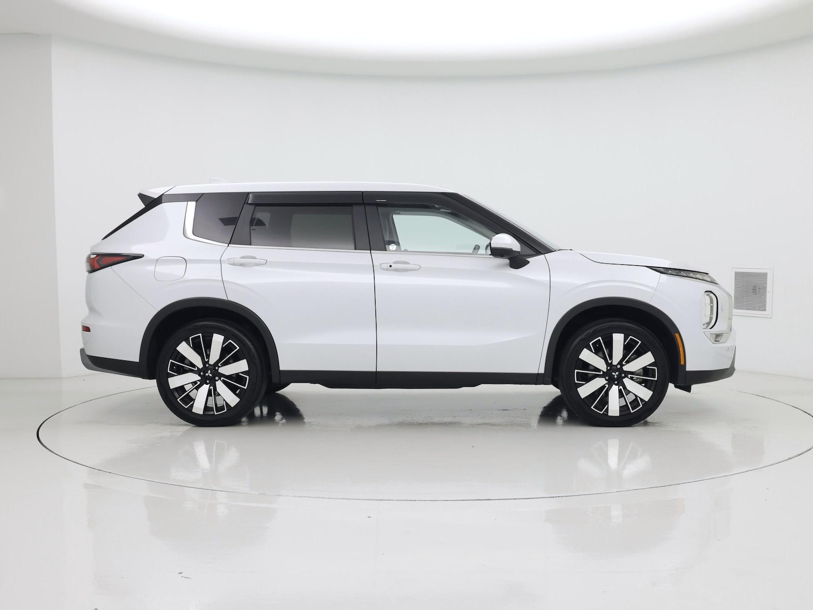 2025 Mitsubishi Outlander SE - Photo 8