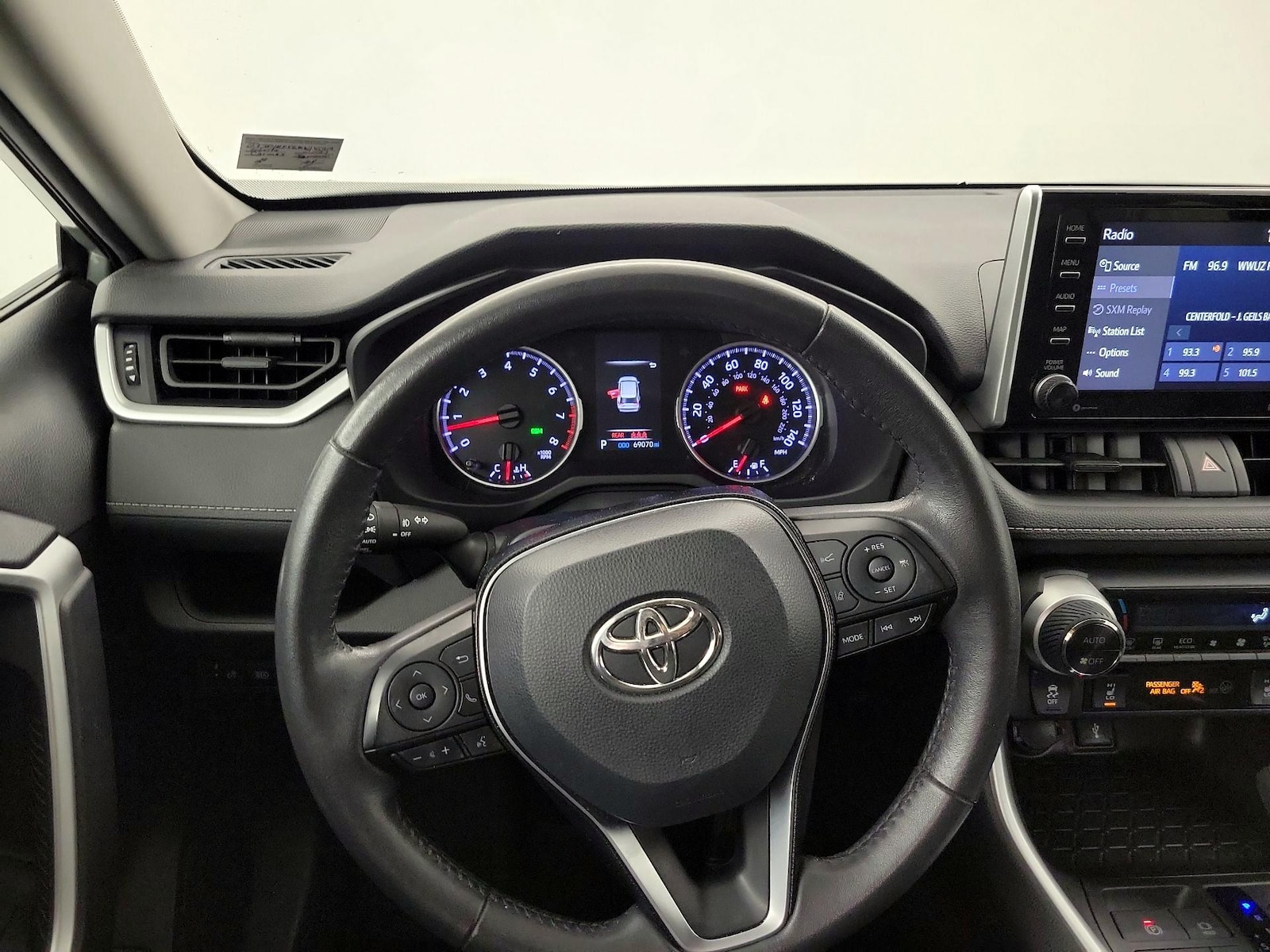 2021 Toyota RAV4 XLE - Photo 11