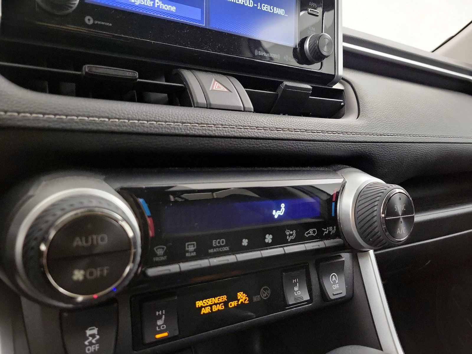 2021 Toyota RAV4 XLE - Photo 17