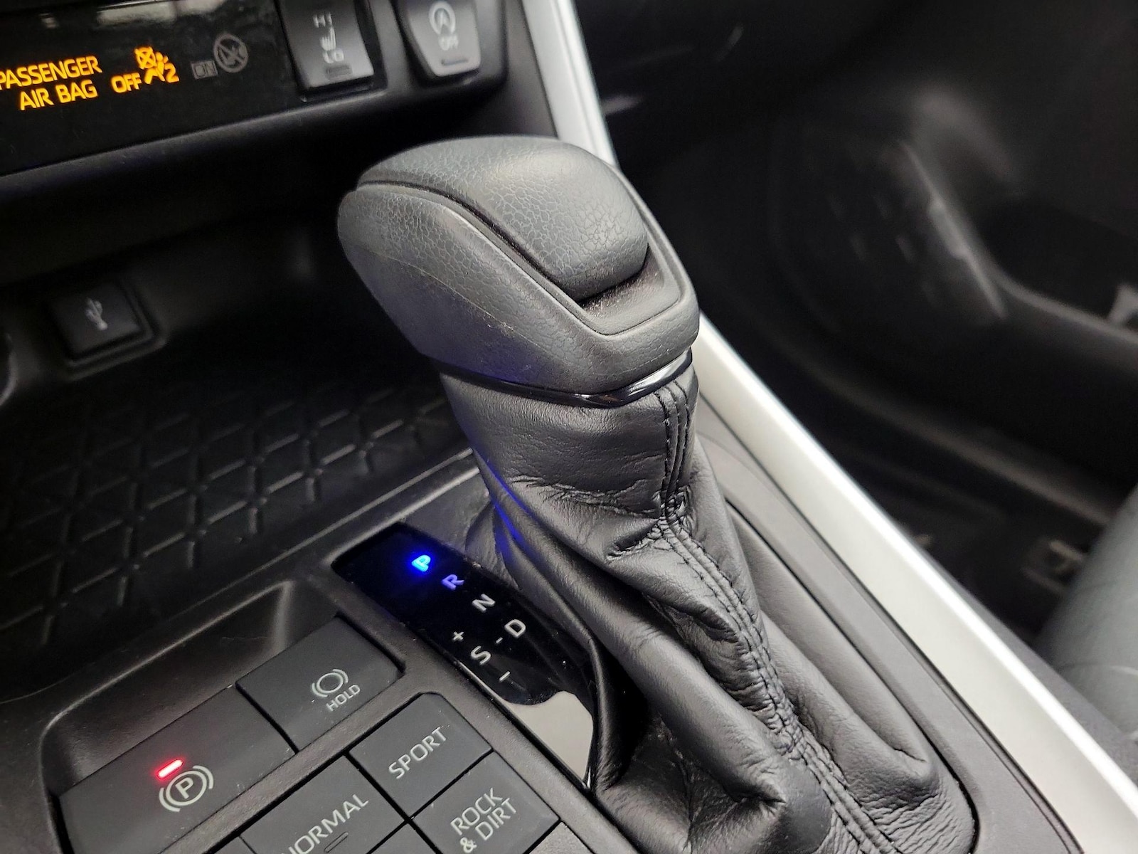 2021 Toyota RAV4 XLE - Photo 18