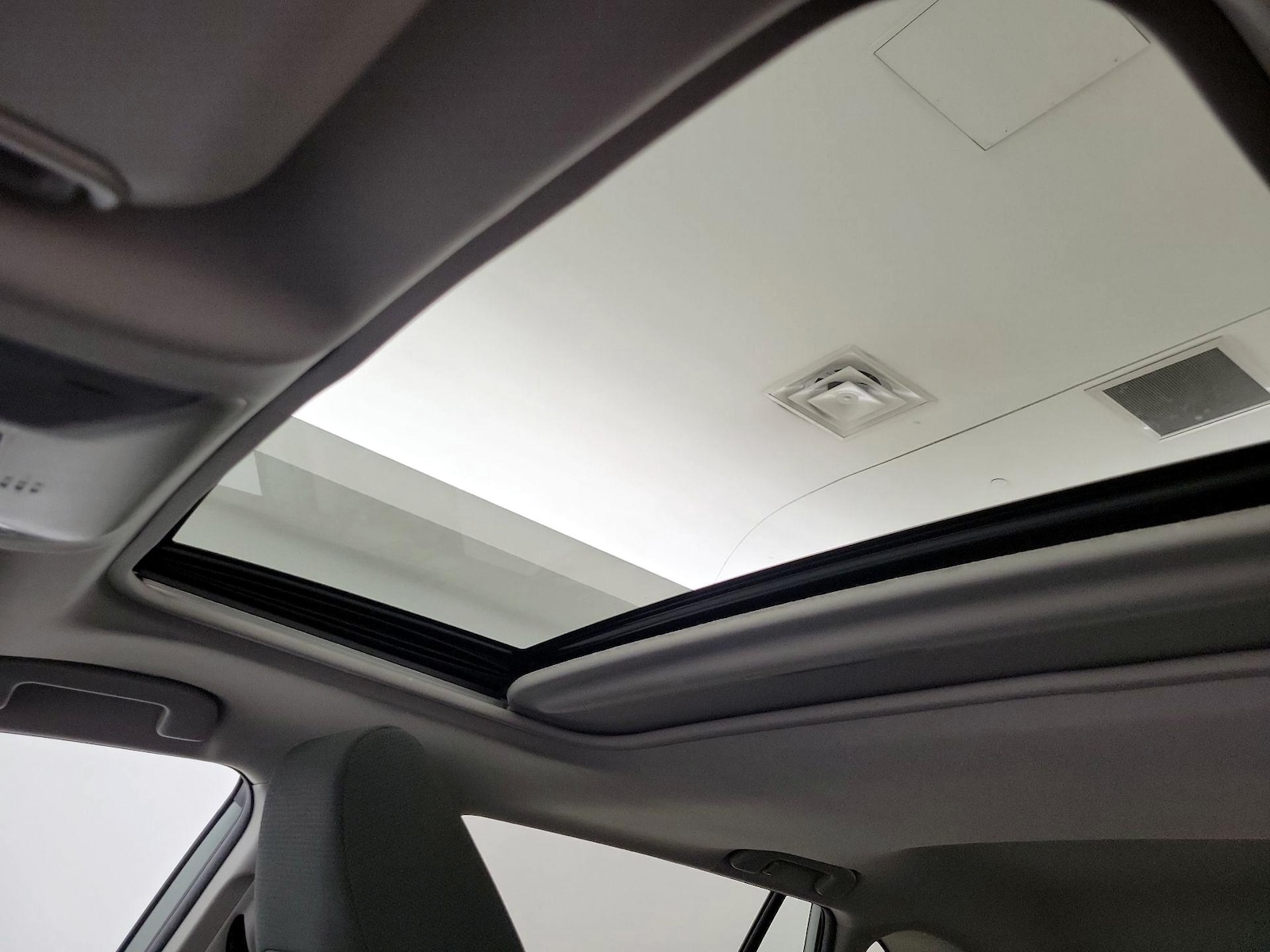 2021 Toyota RAV4 XLE - Photo 20
