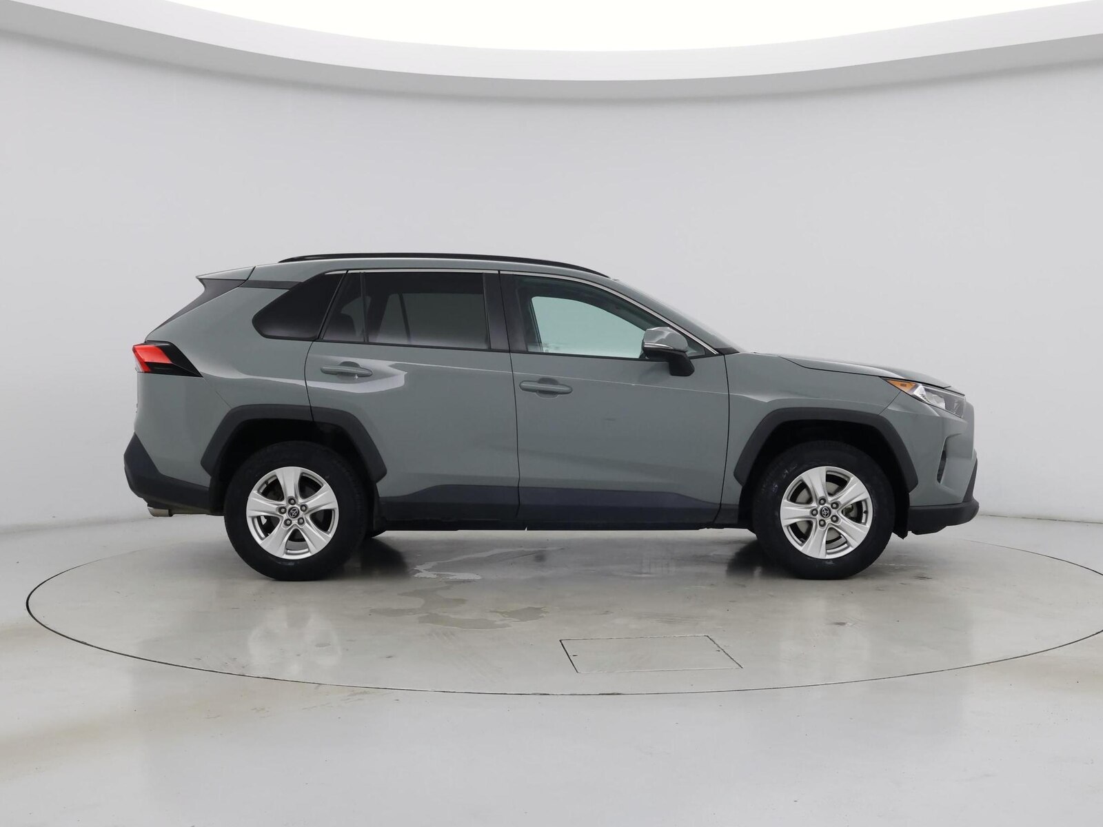 2021 Toyota RAV4 XLE - Photo 8