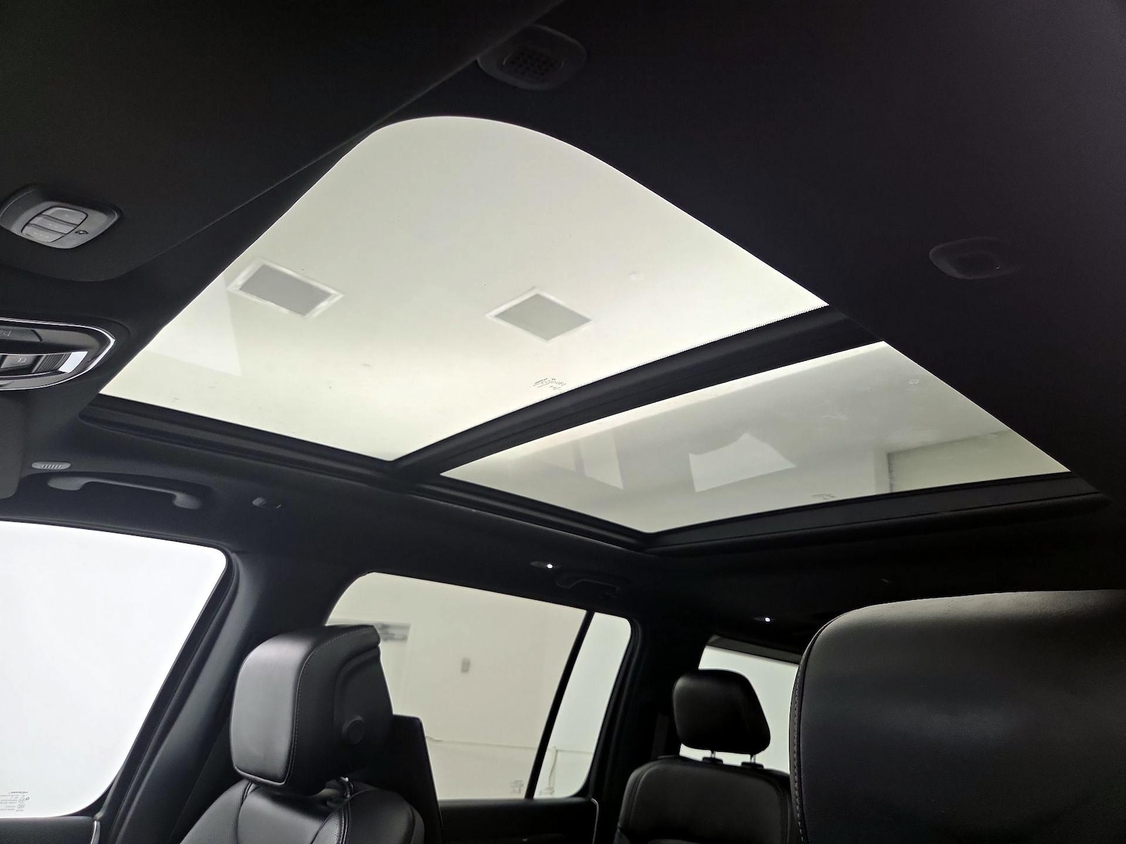 Panoramic Sunroof & Skylight(s)