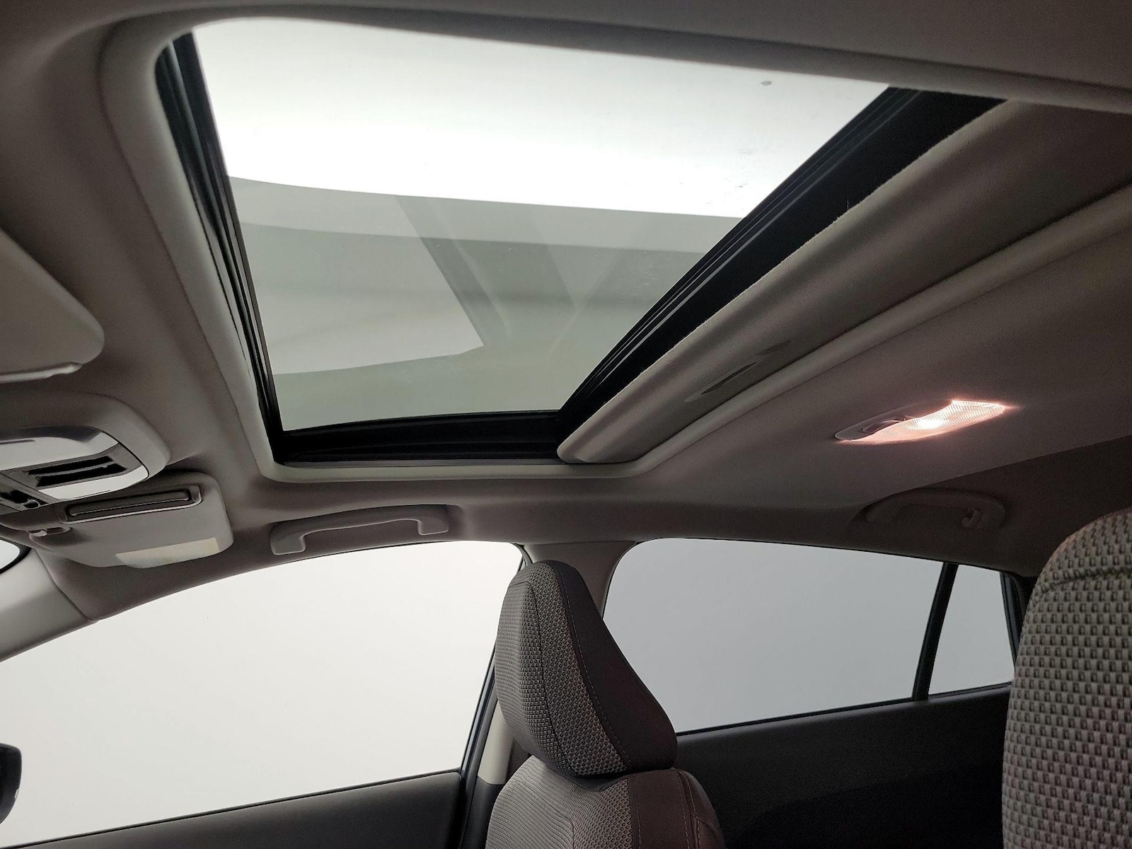 Sunroof(s) & Overhead Airbags