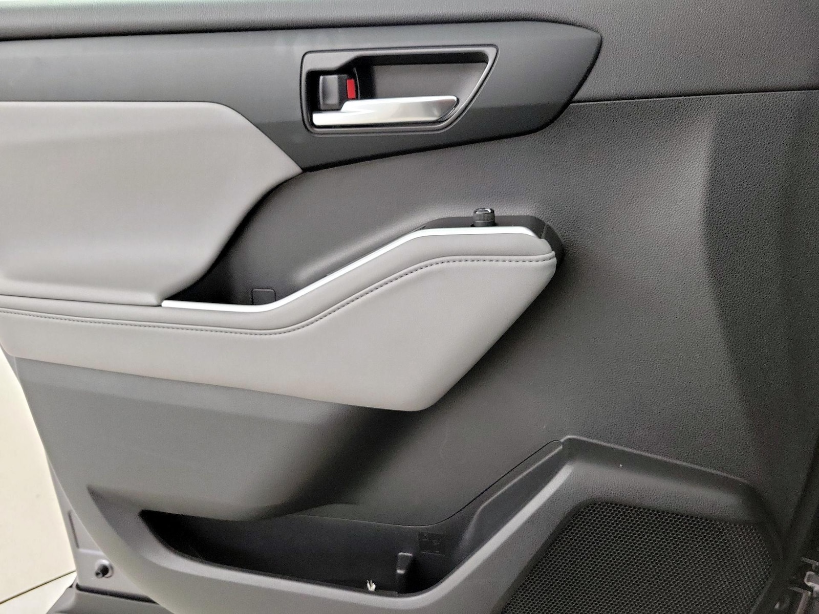 2022 Toyota Highlander XLE - Photo 13
