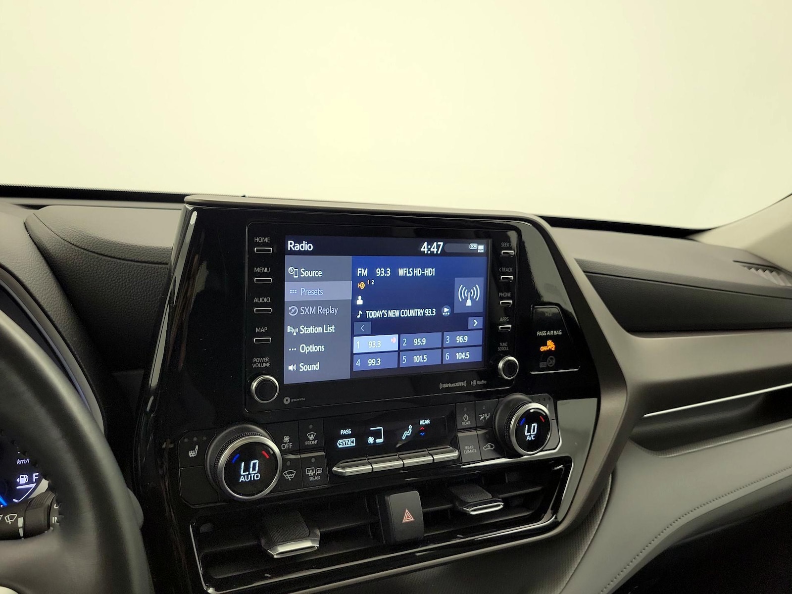 2022 Toyota Highlander XLE - Photo 16