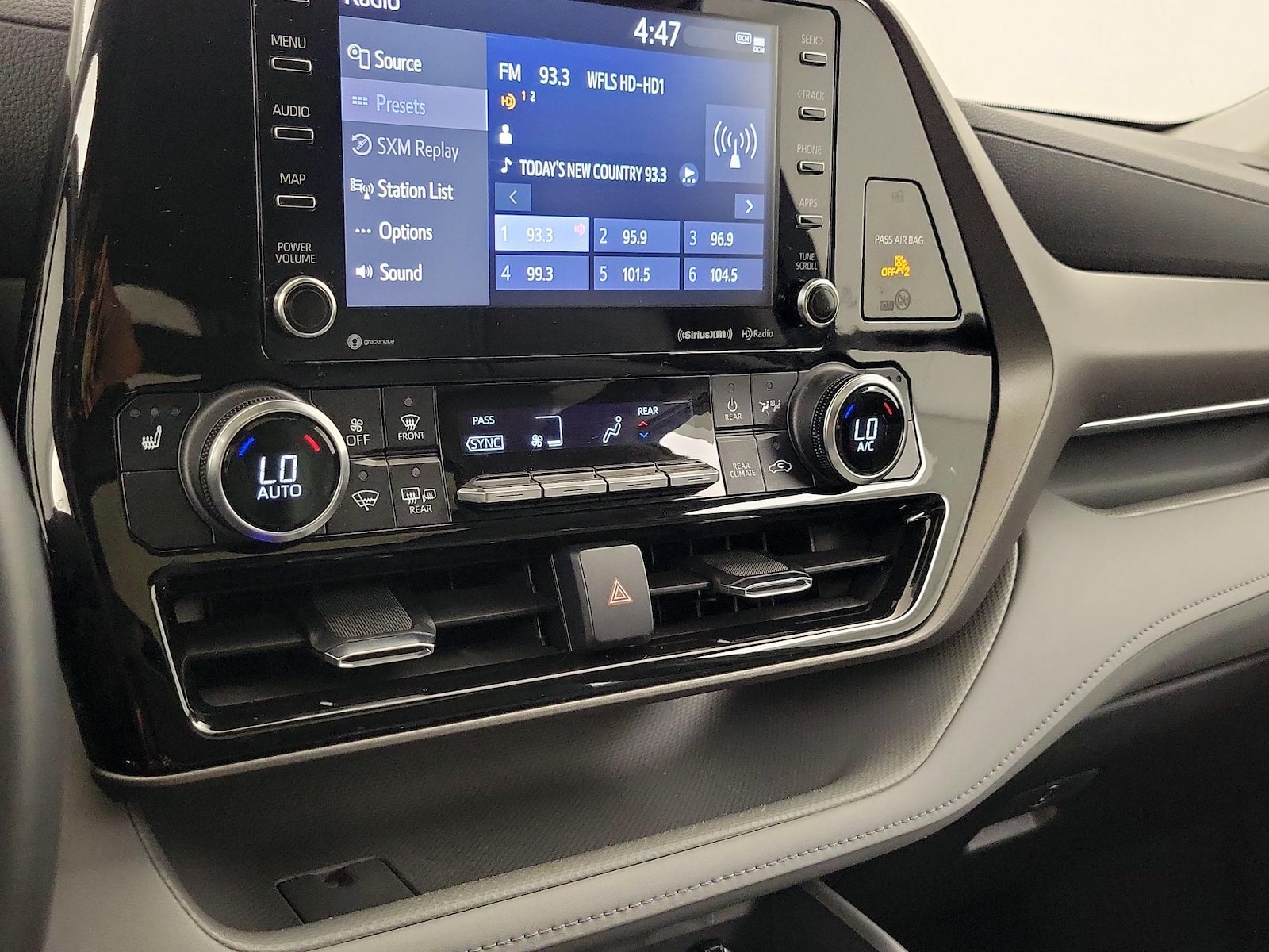 2022 Toyota Highlander XLE - Photo 17