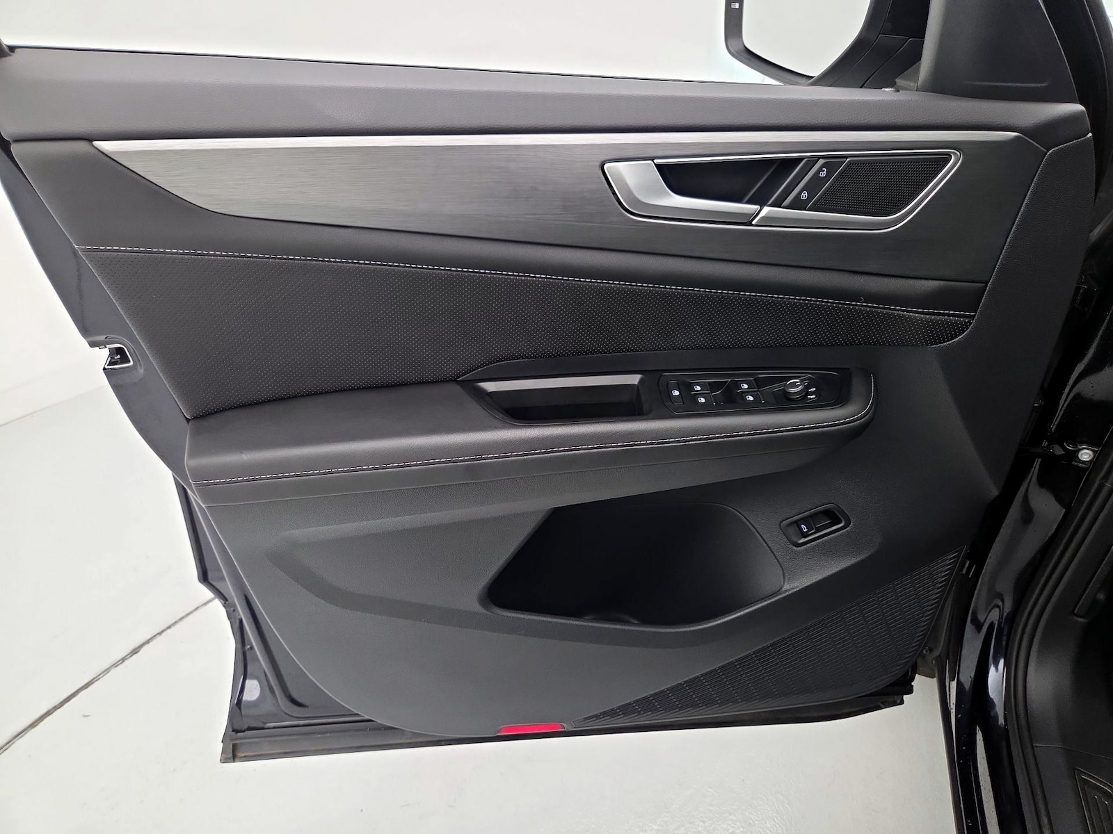 2025 Volkswagen Atlas Cross Sport SE w/Tech - Photo 13