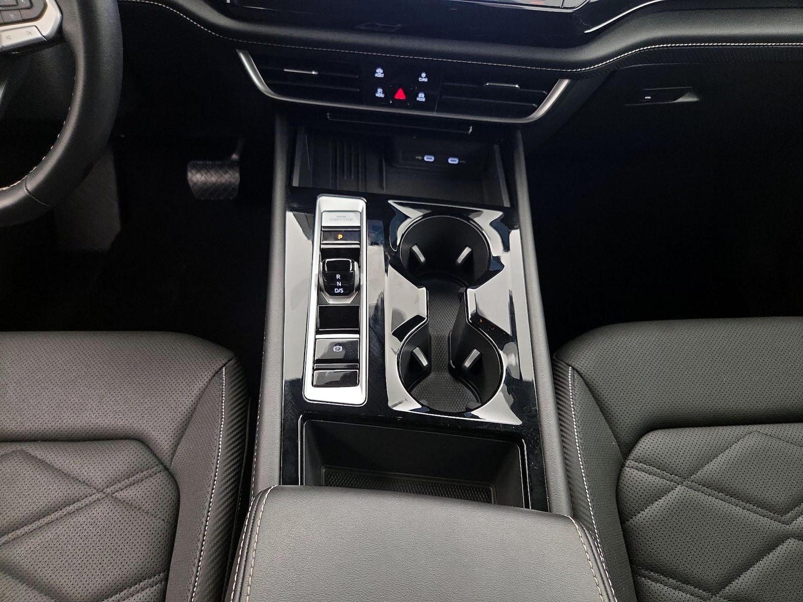 2025 Volkswagen Atlas Cross Sport SE w/Tech - Photo 18
