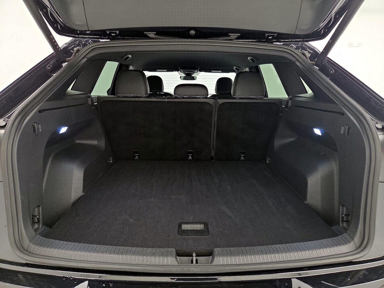 2025 Volkswagen Atlas Cross Sport SE w/Tech - Photo 21