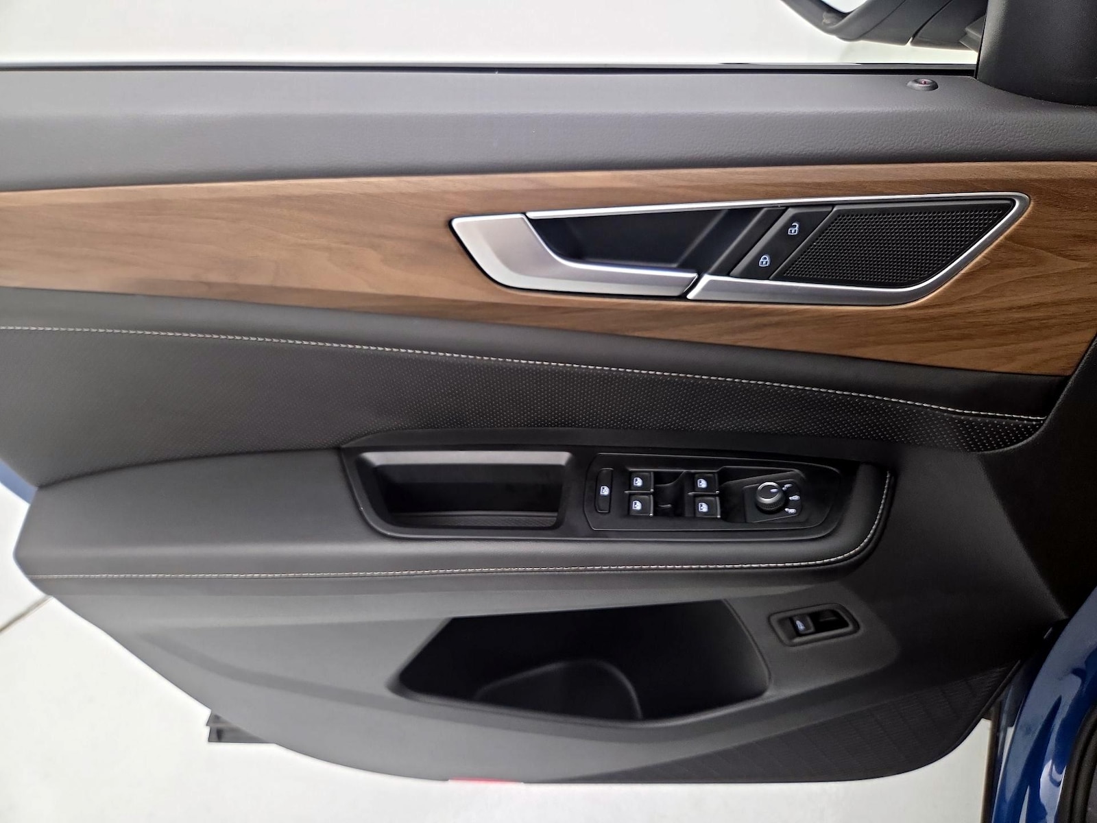 2025 Volkswagen Atlas SE w/Tech - Photo 13