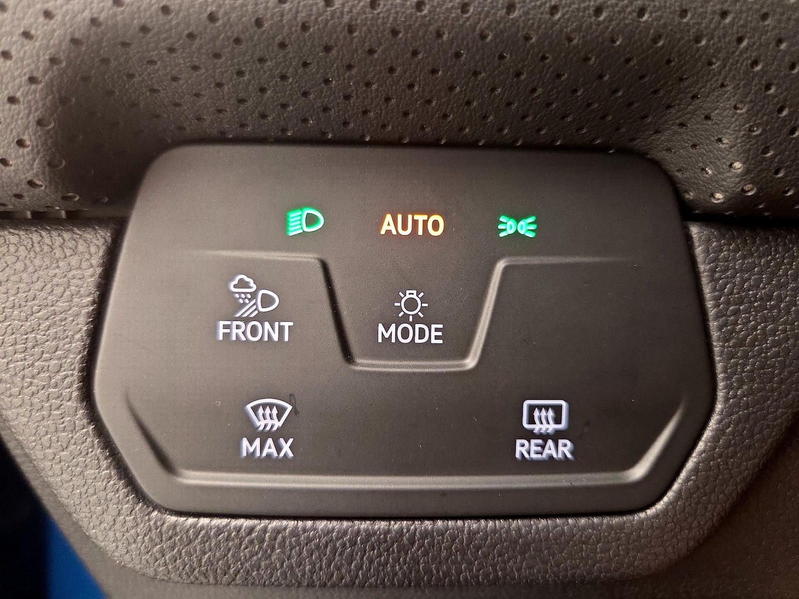 2025 Volkswagen Atlas SE w/Tech - Photo 14