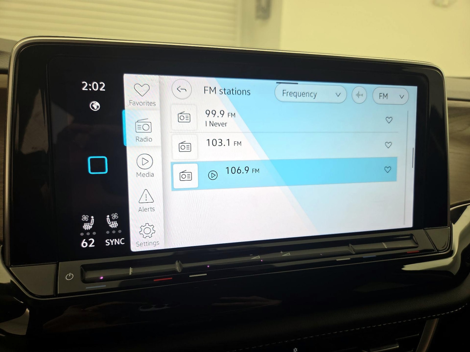 2025 Volkswagen Atlas SE w/Tech - Photo 16