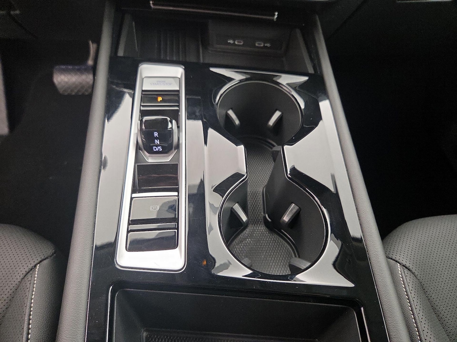 2025 Volkswagen Atlas SE w/Tech - Photo 18