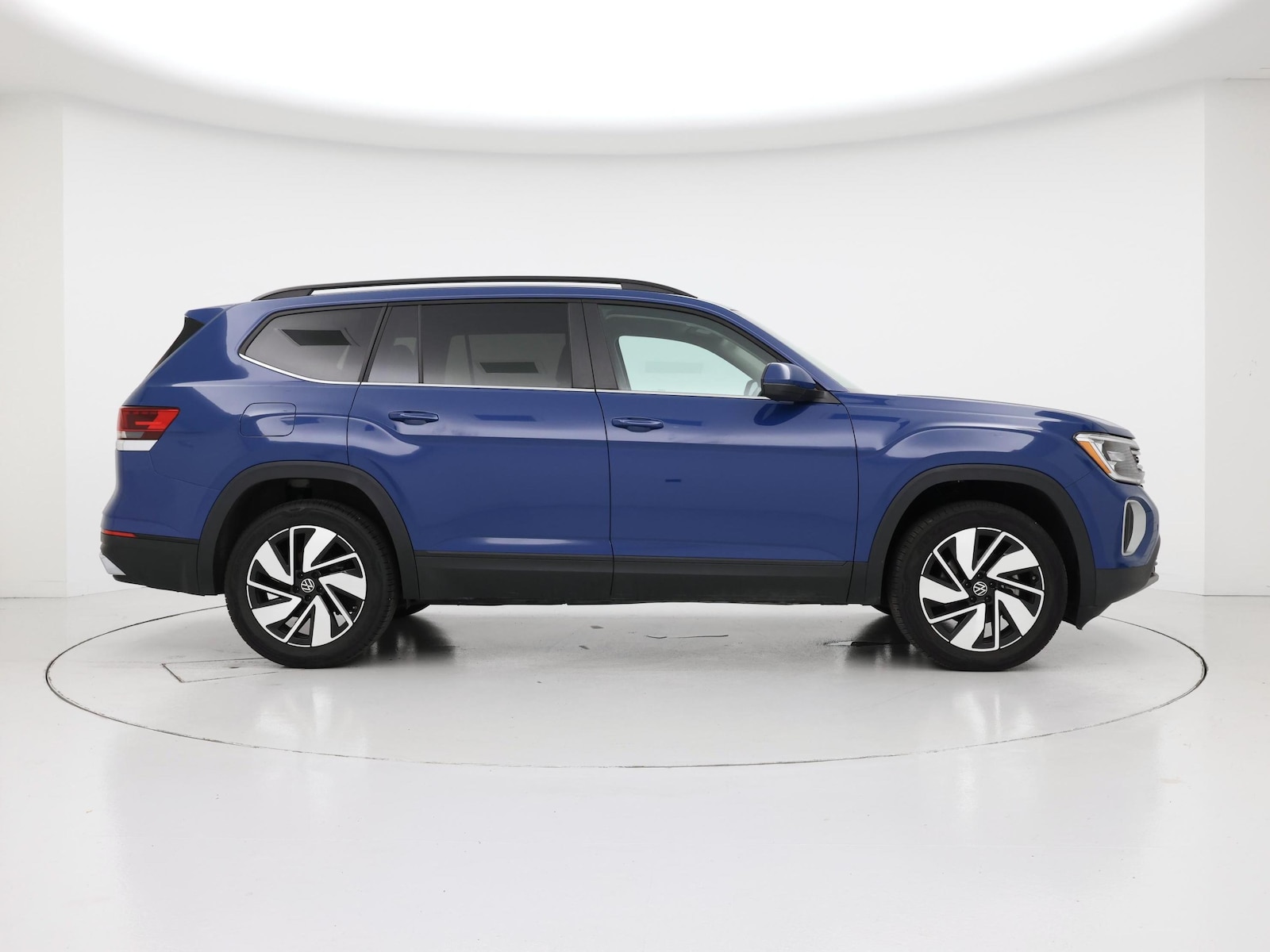 2025 Volkswagen Atlas SE w/Tech - Photo 8