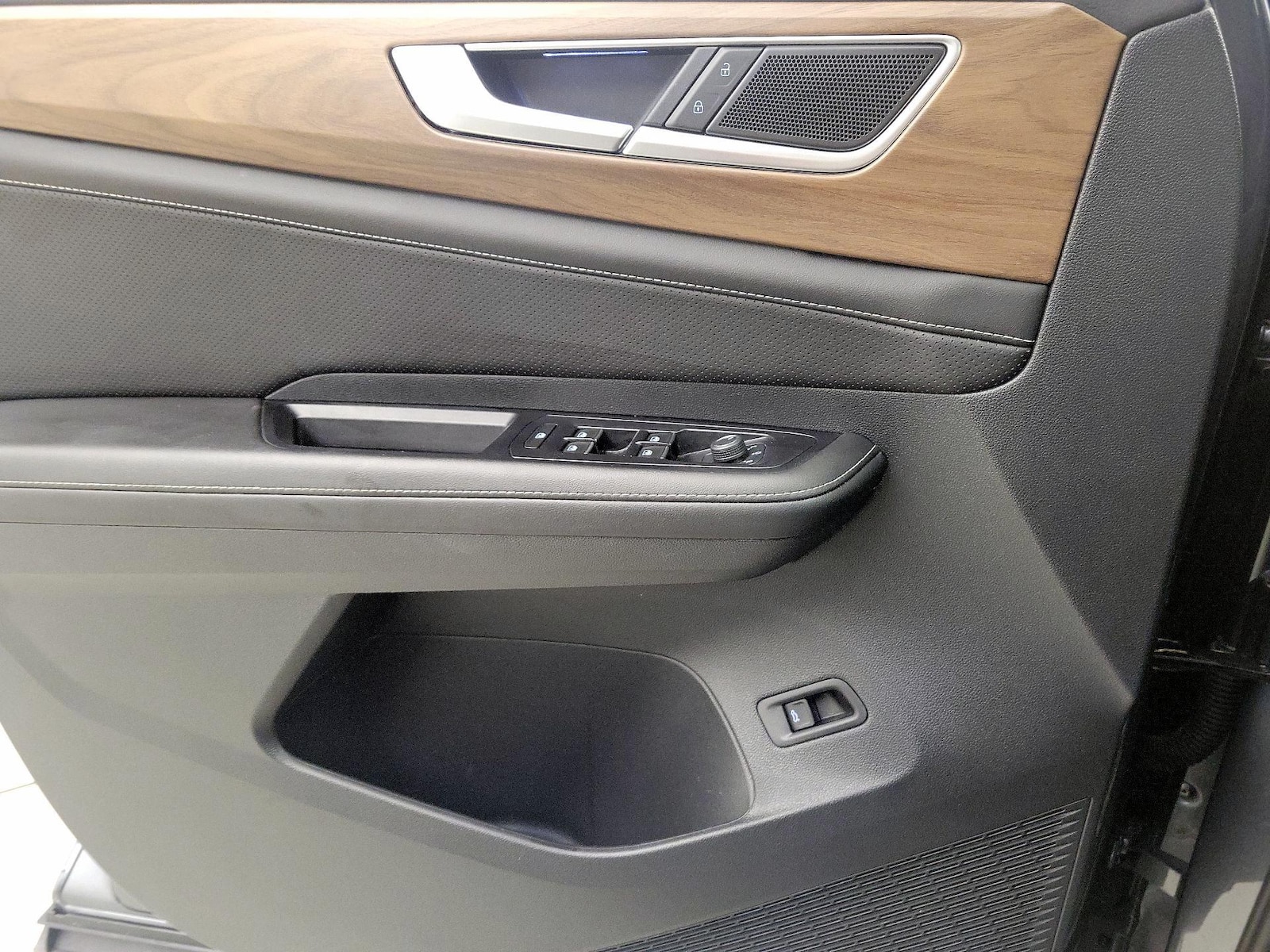 2025 Volkswagen Atlas SE w/Tech - Photo 13