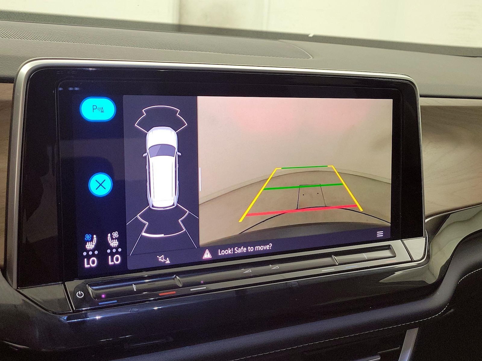 2025 Volkswagen Atlas SE w/Tech - Photo 15