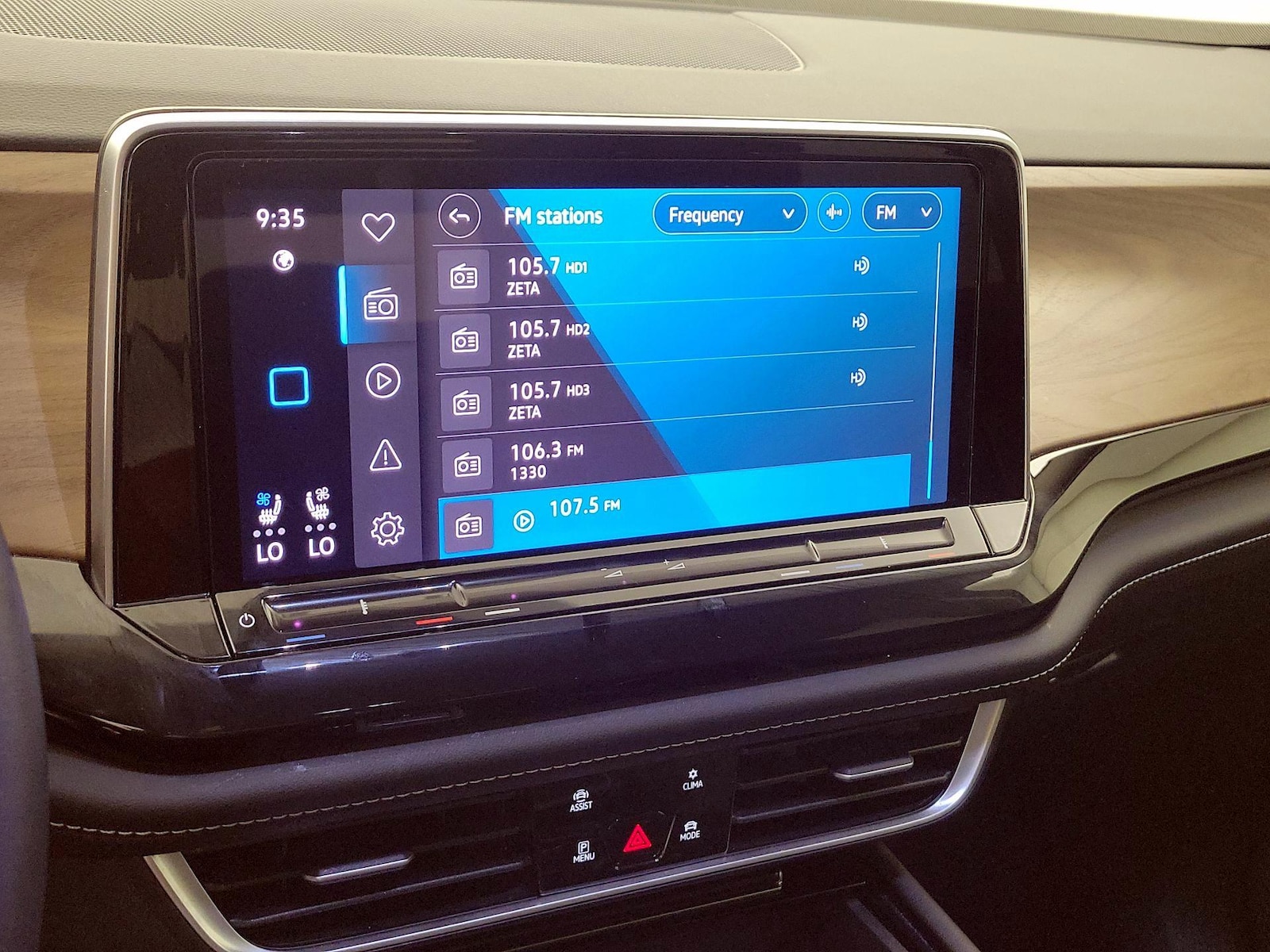 2025 Volkswagen Atlas SE w/Tech - Photo 16
