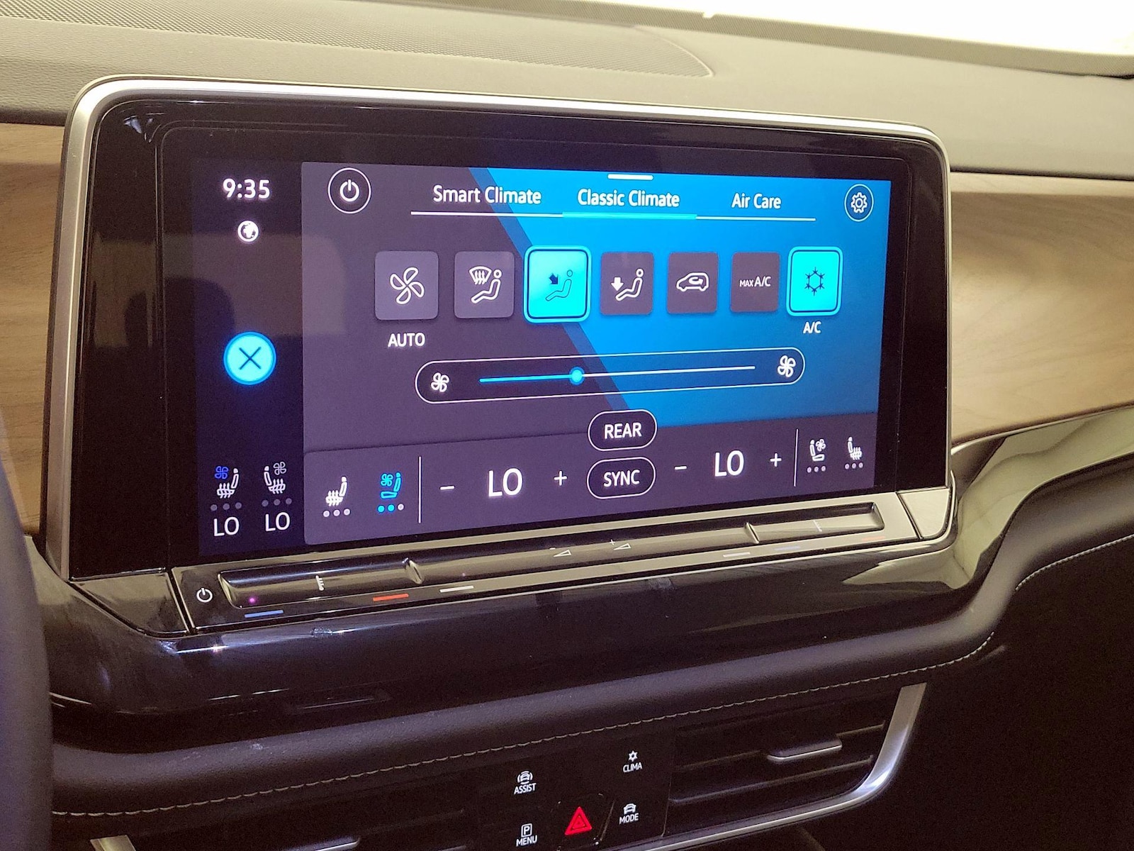 2025 Volkswagen Atlas SE w/Tech - Photo 17