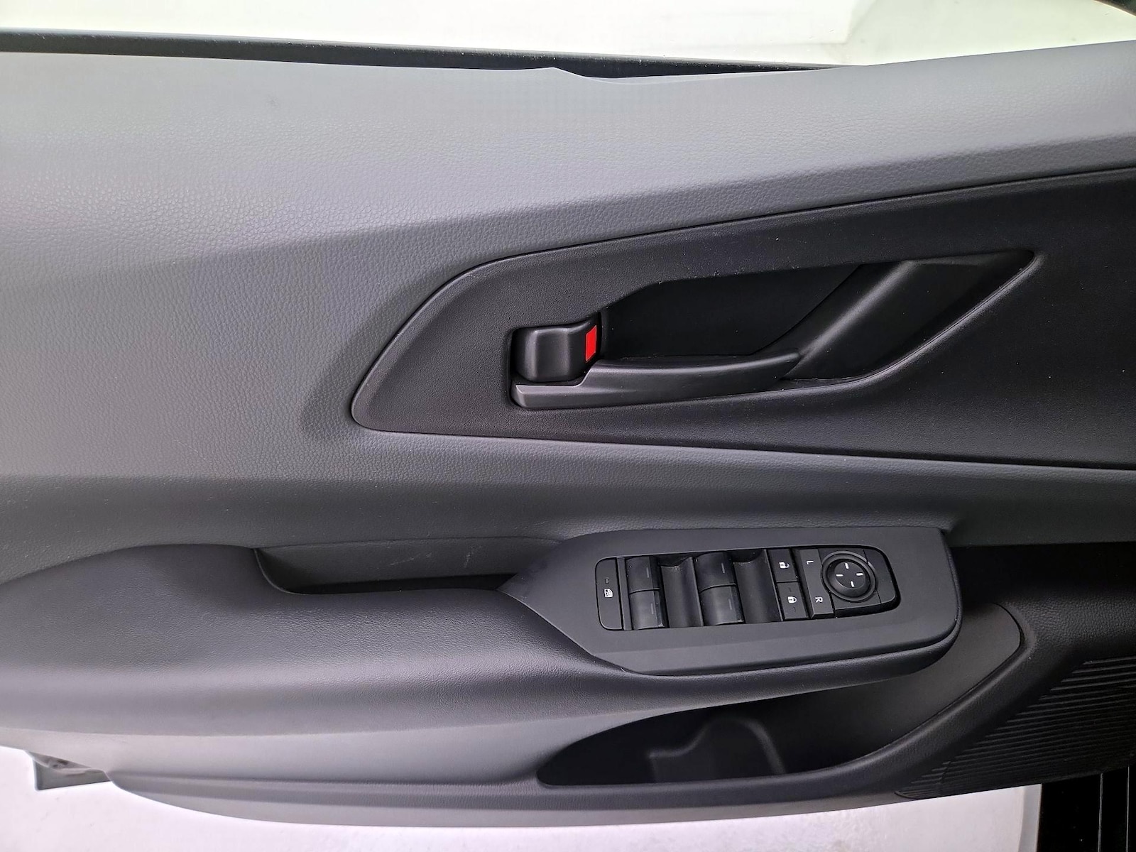 2025 Toyota Prius LE - Photo 13