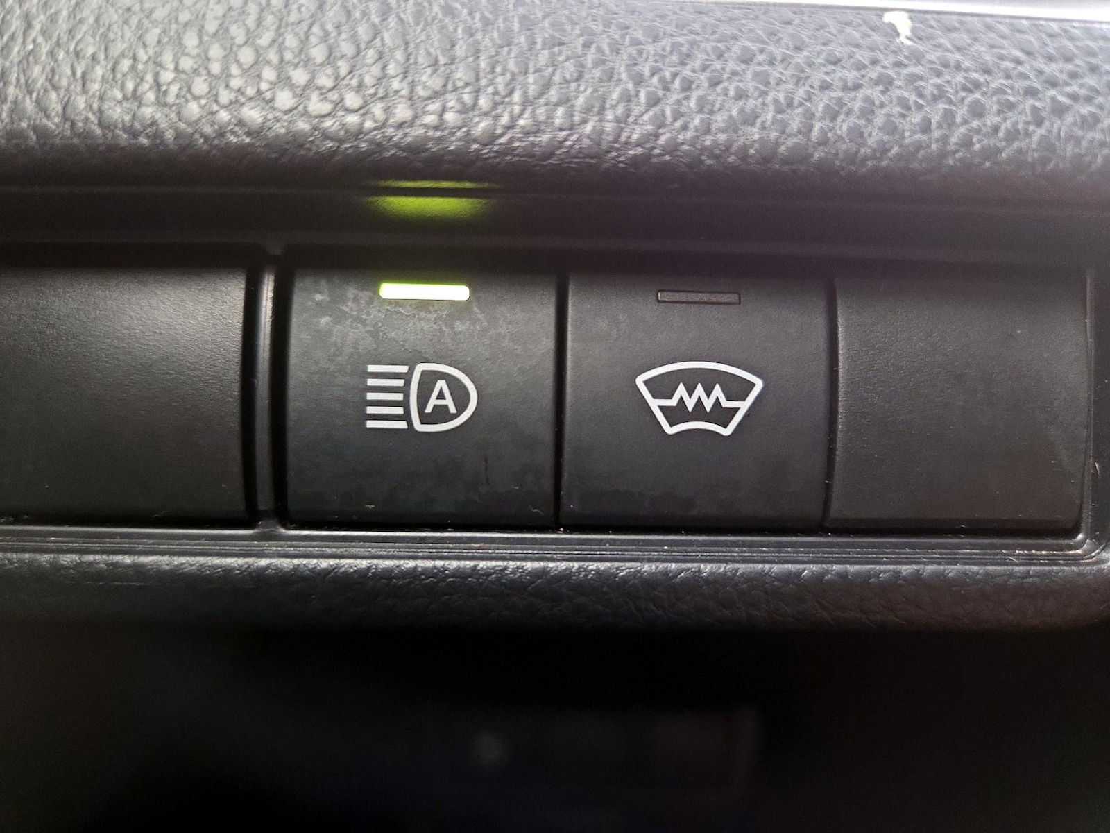 2025 Toyota Prius LE - Photo 14