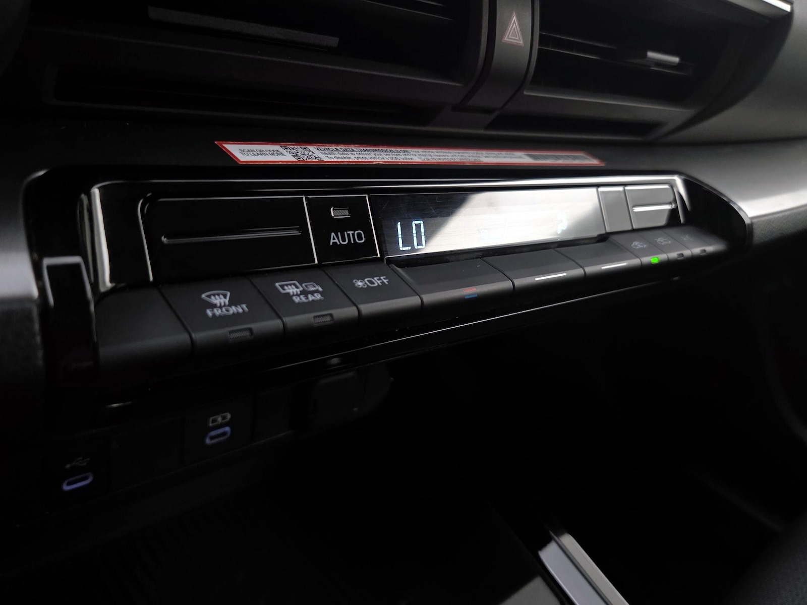 2025 Toyota Prius LE - Photo 17