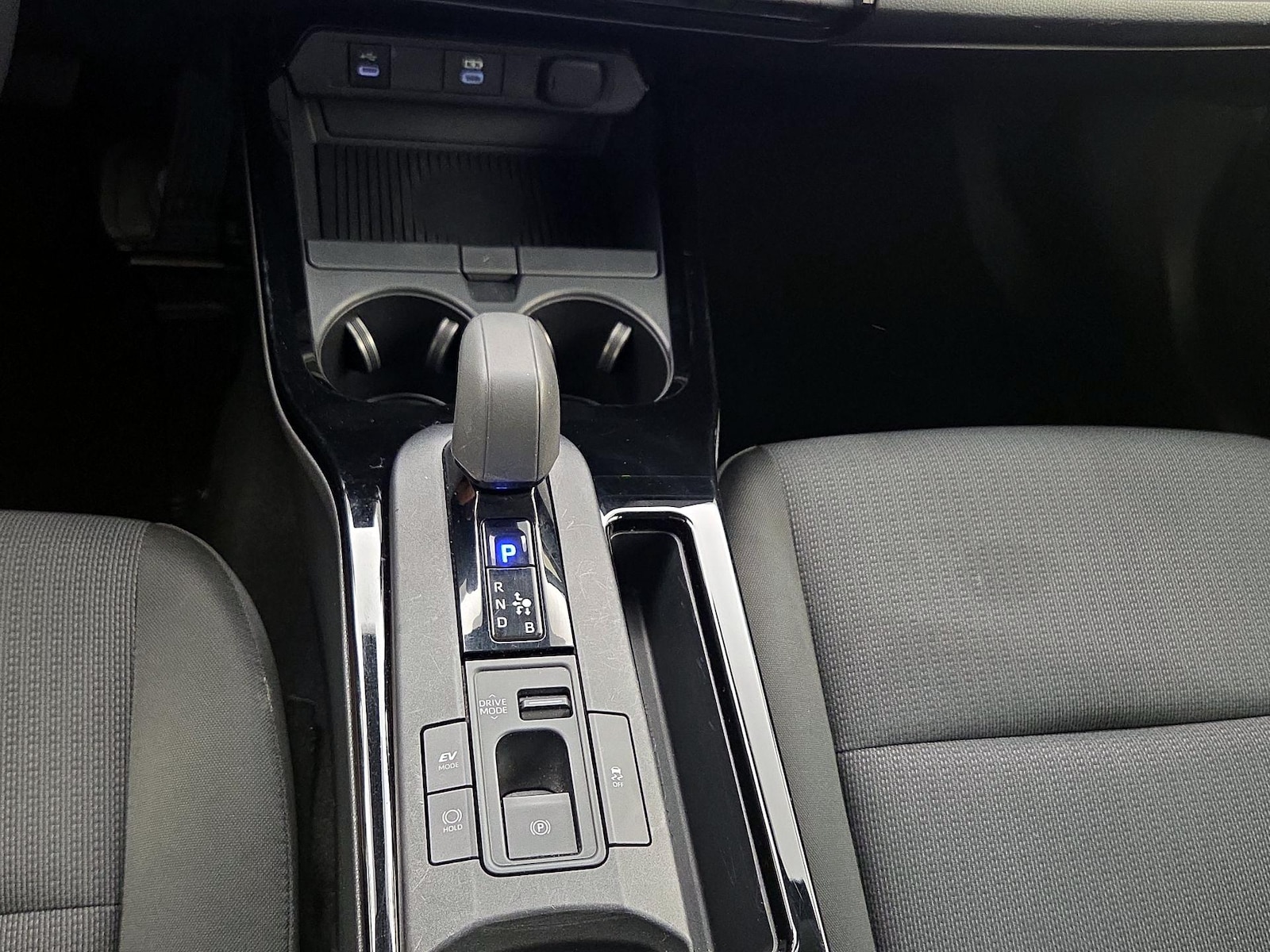 2025 Toyota Prius LE - Photo 18