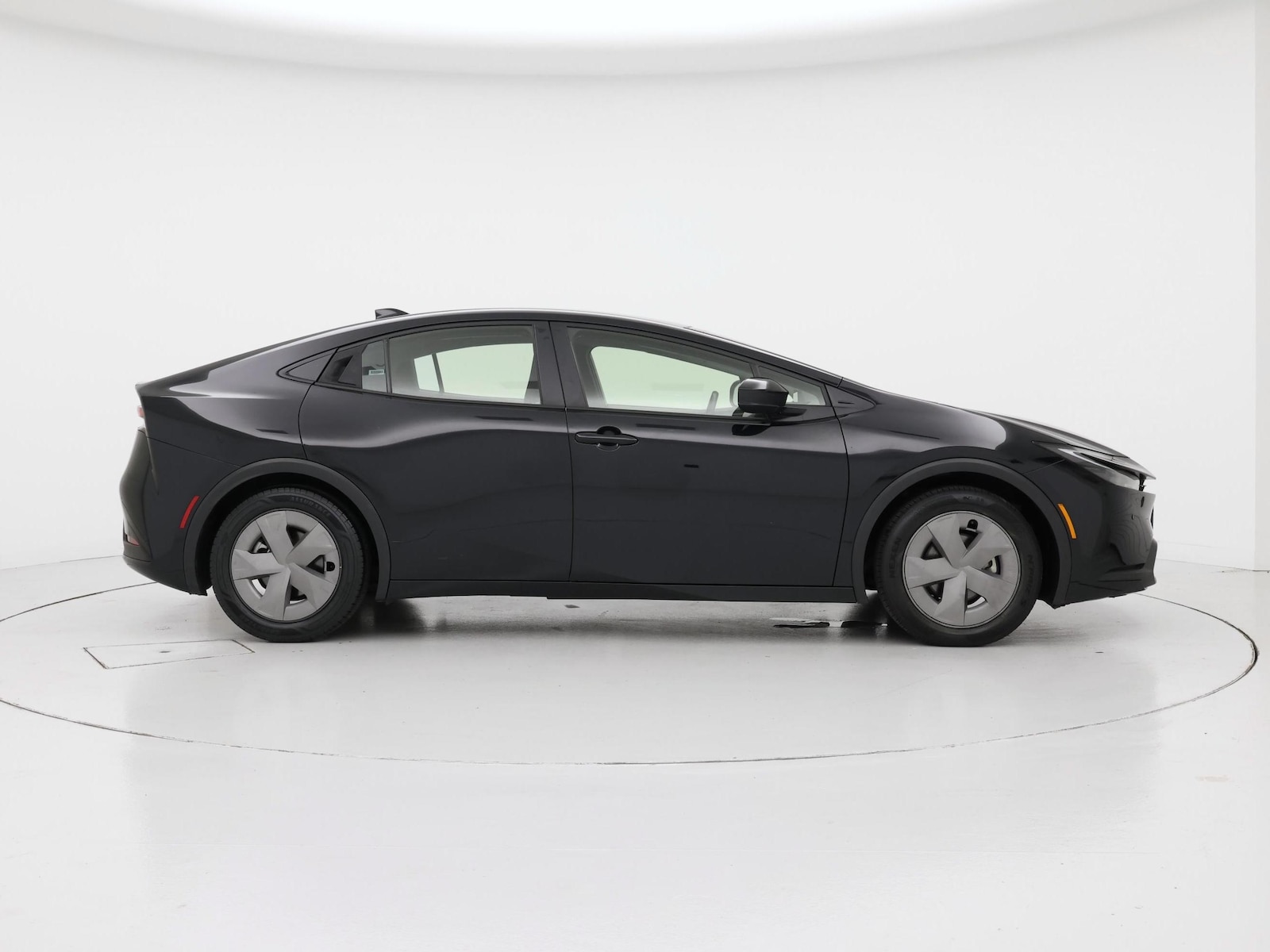 2025 Toyota Prius LE - Photo 8
