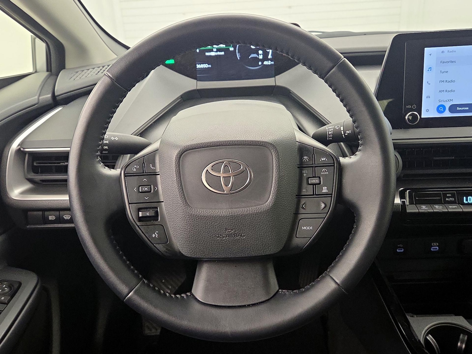 2025 Toyota Prius LE - Photo 11