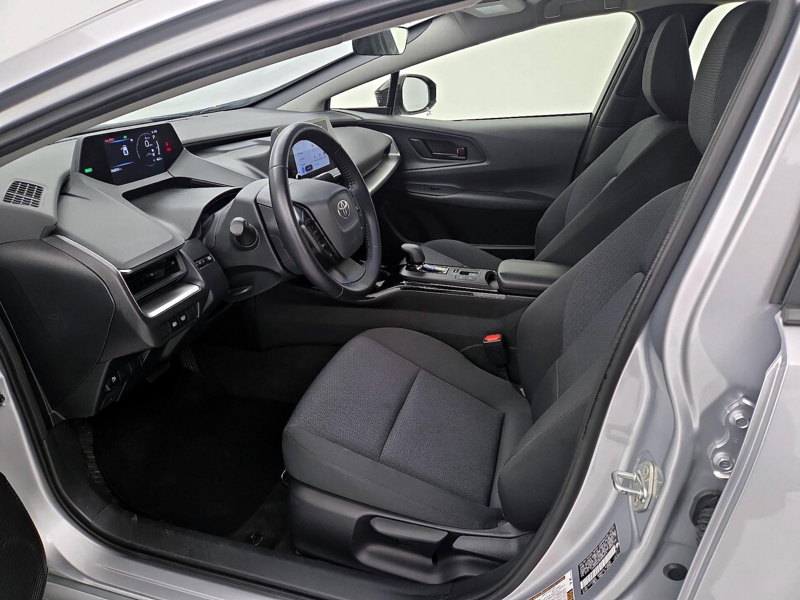 2025 Toyota Prius LE - Photo 12