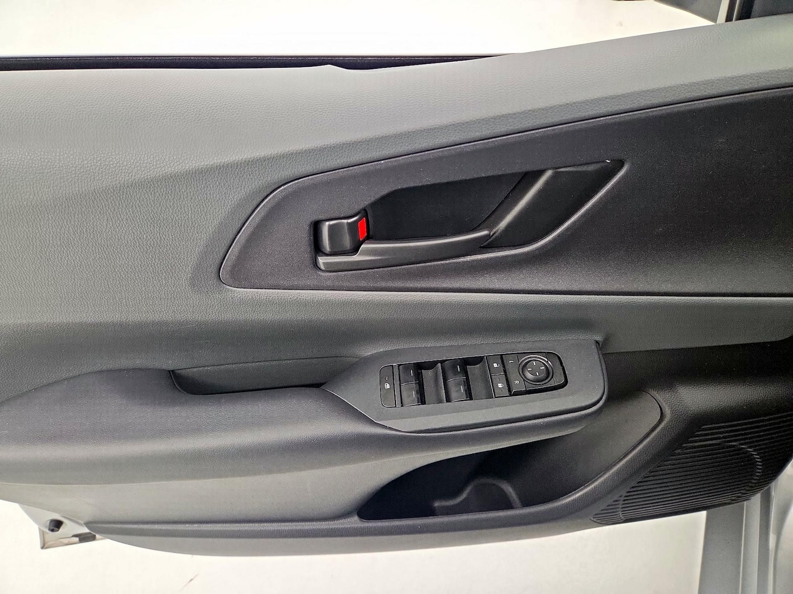 2025 Toyota Prius LE - Photo 13