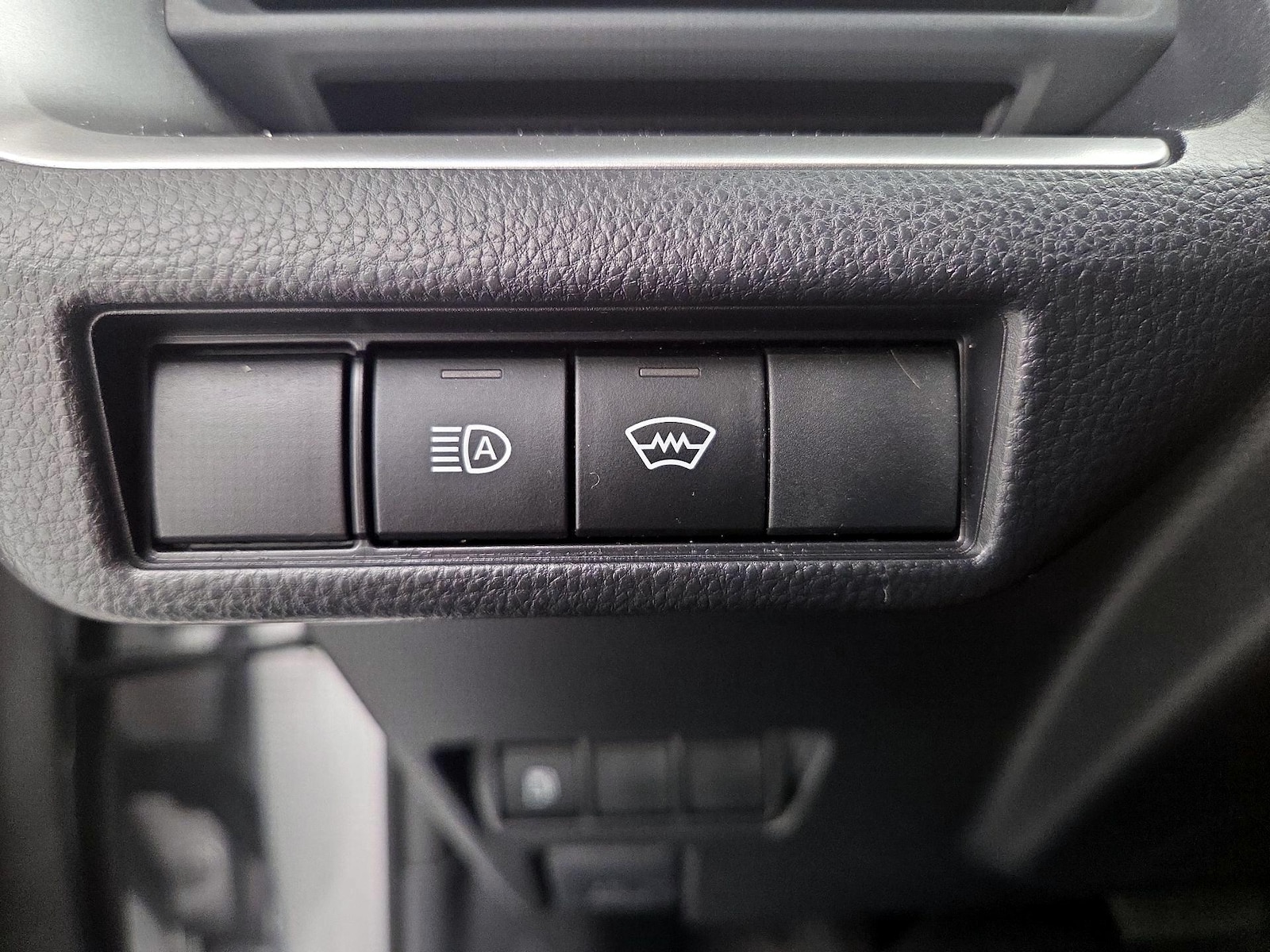 2025 Toyota Prius LE - Photo 14