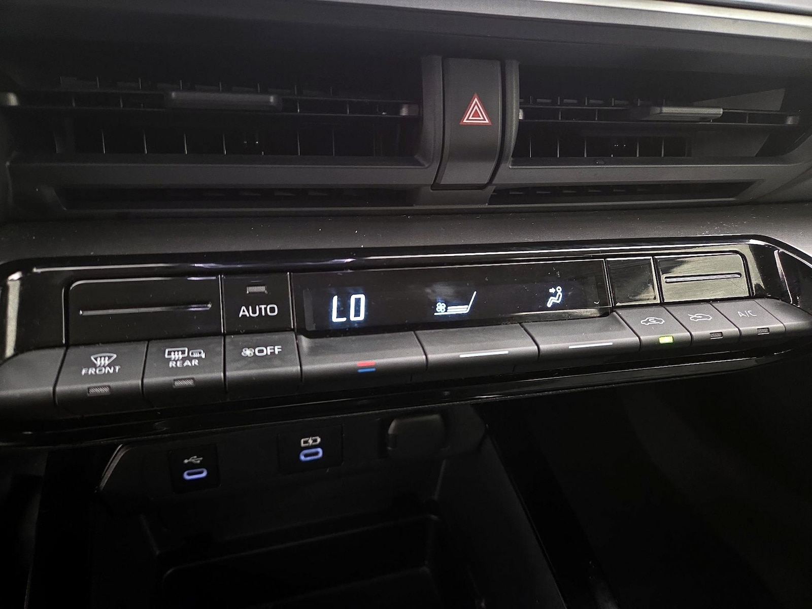 2025 Toyota Prius LE - Photo 17
