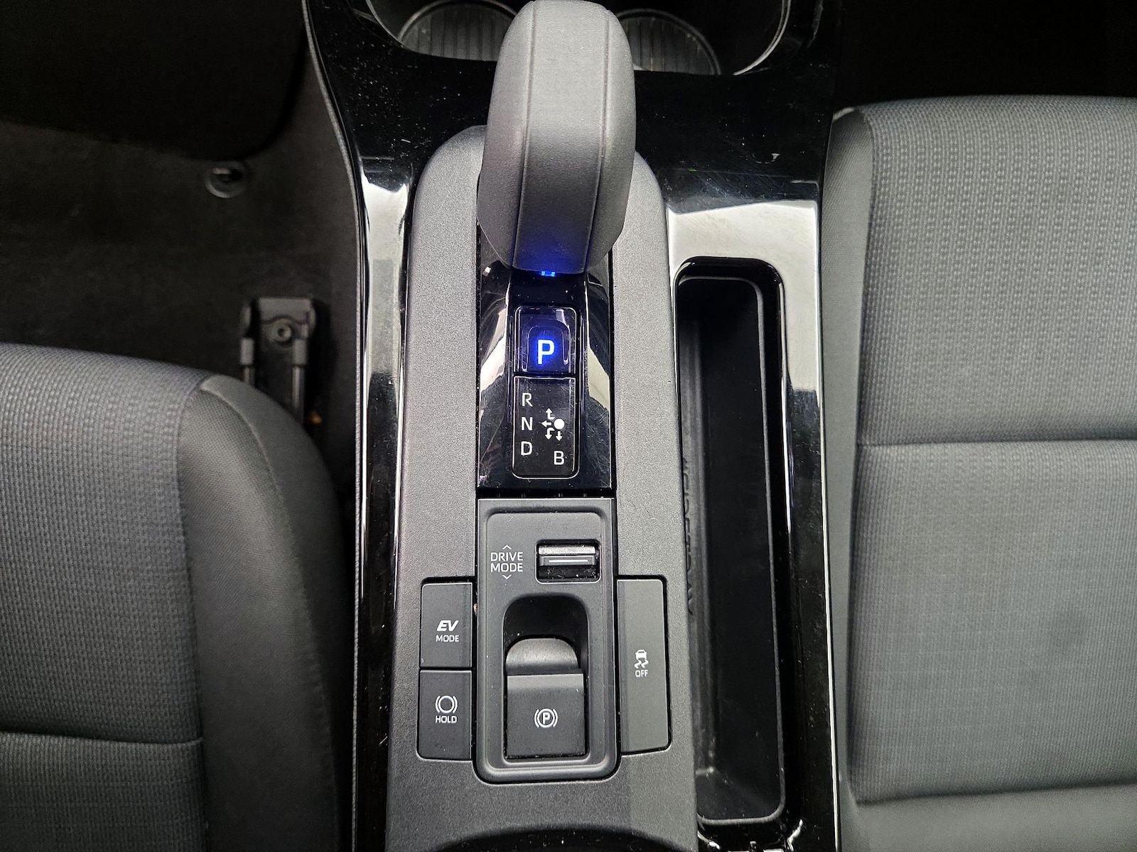 2025 Toyota Prius LE - Photo 18