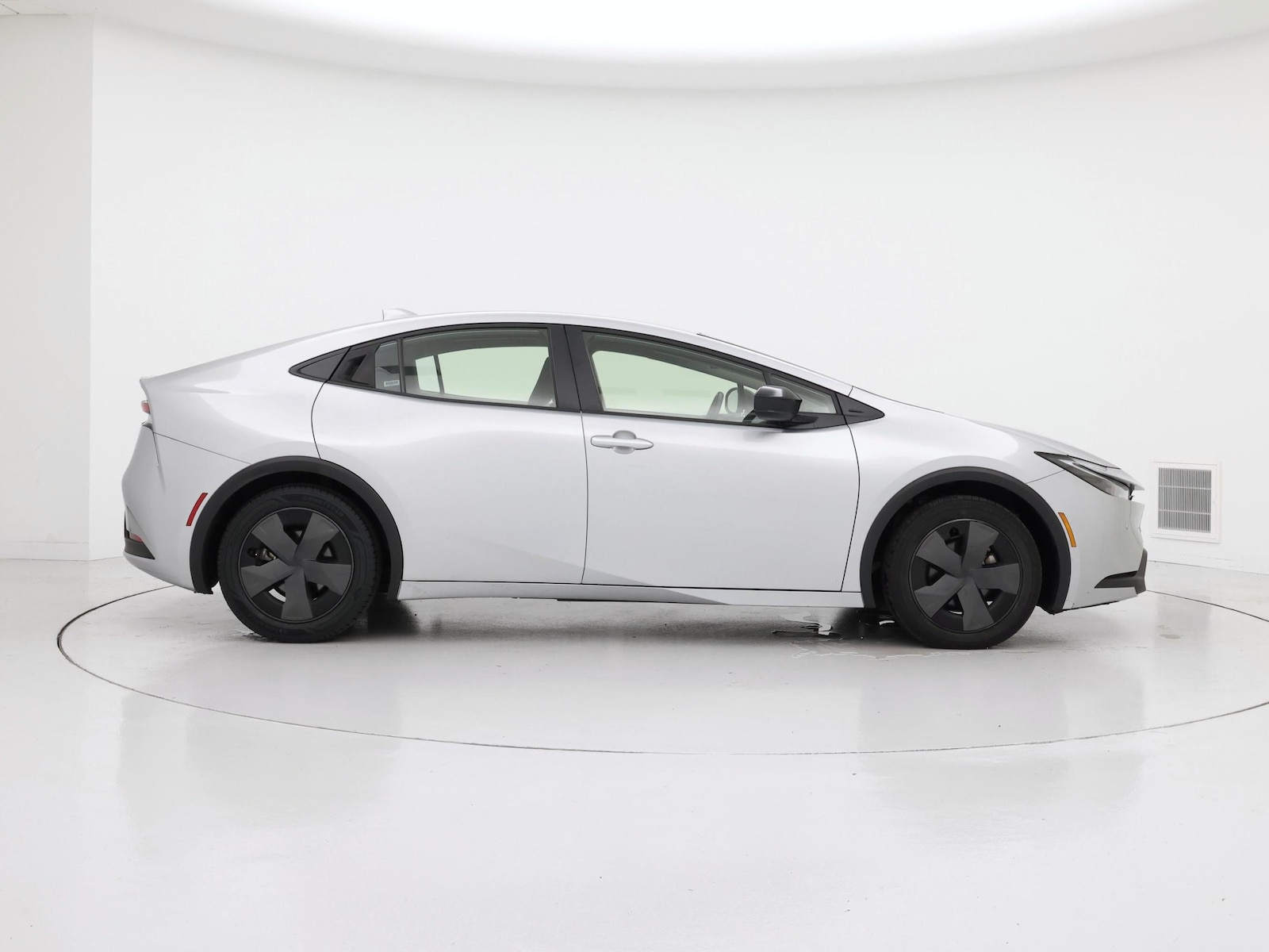 2025 Toyota Prius LE - Photo 8