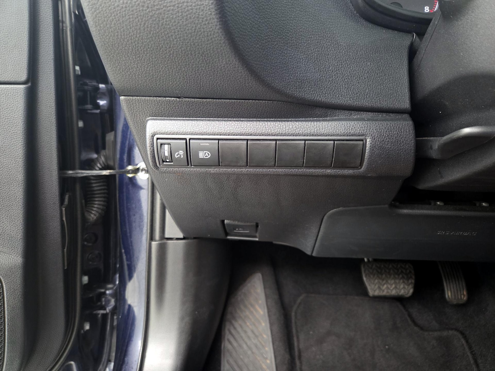 2025 Toyota Corolla LE - Photo 14