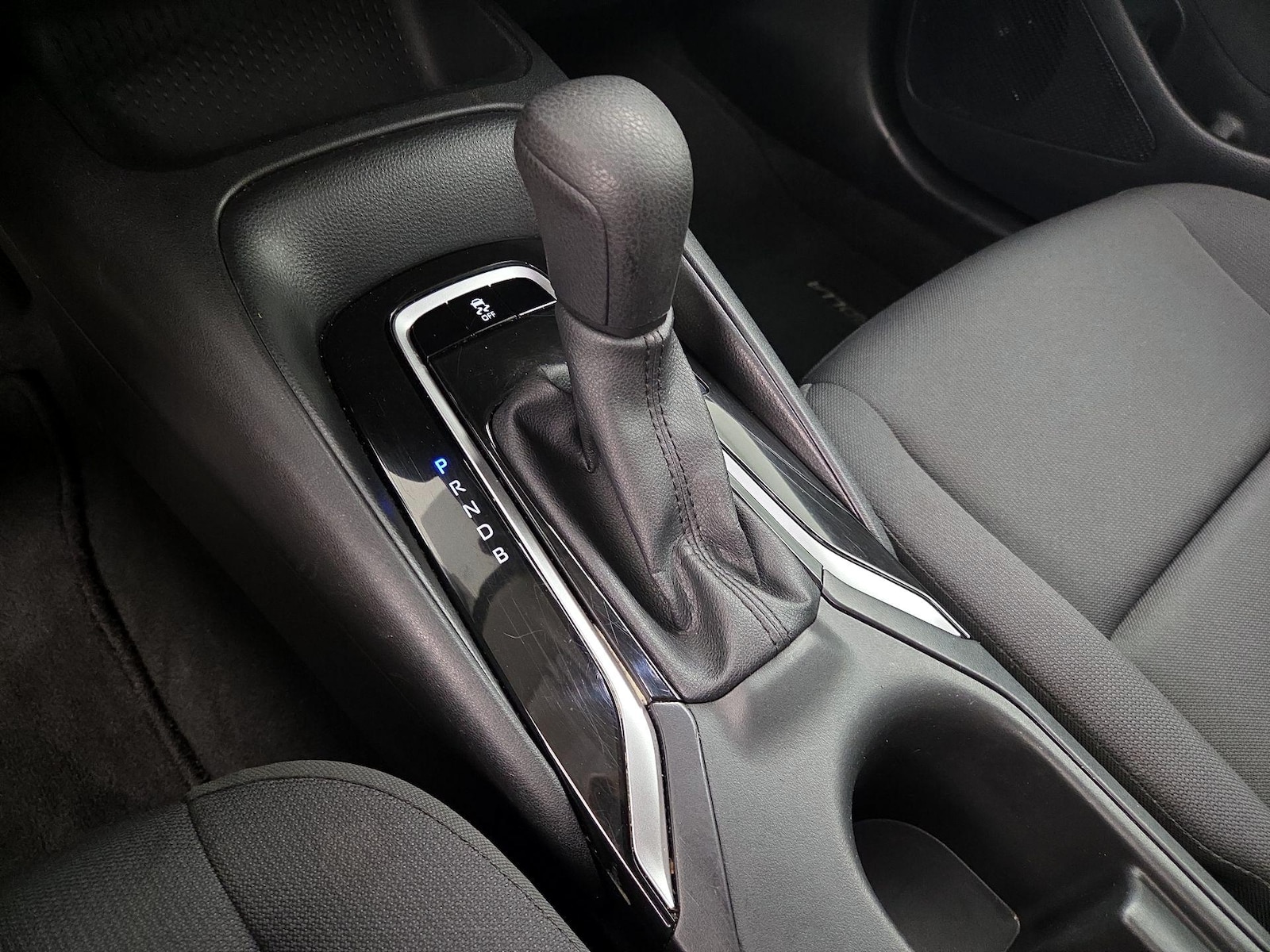 2025 Toyota Corolla LE - Photo 18