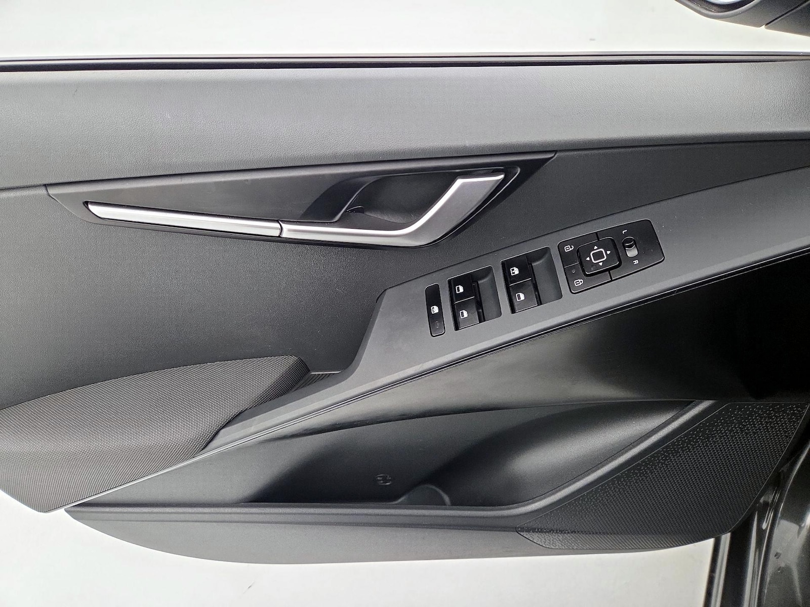 2025 Kia Niro LX - Photo 13