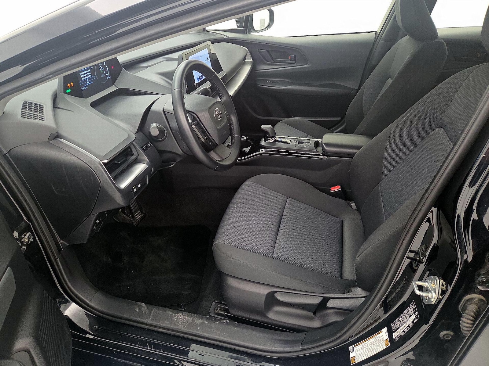 2025 Toyota Prius LE - Photo 12