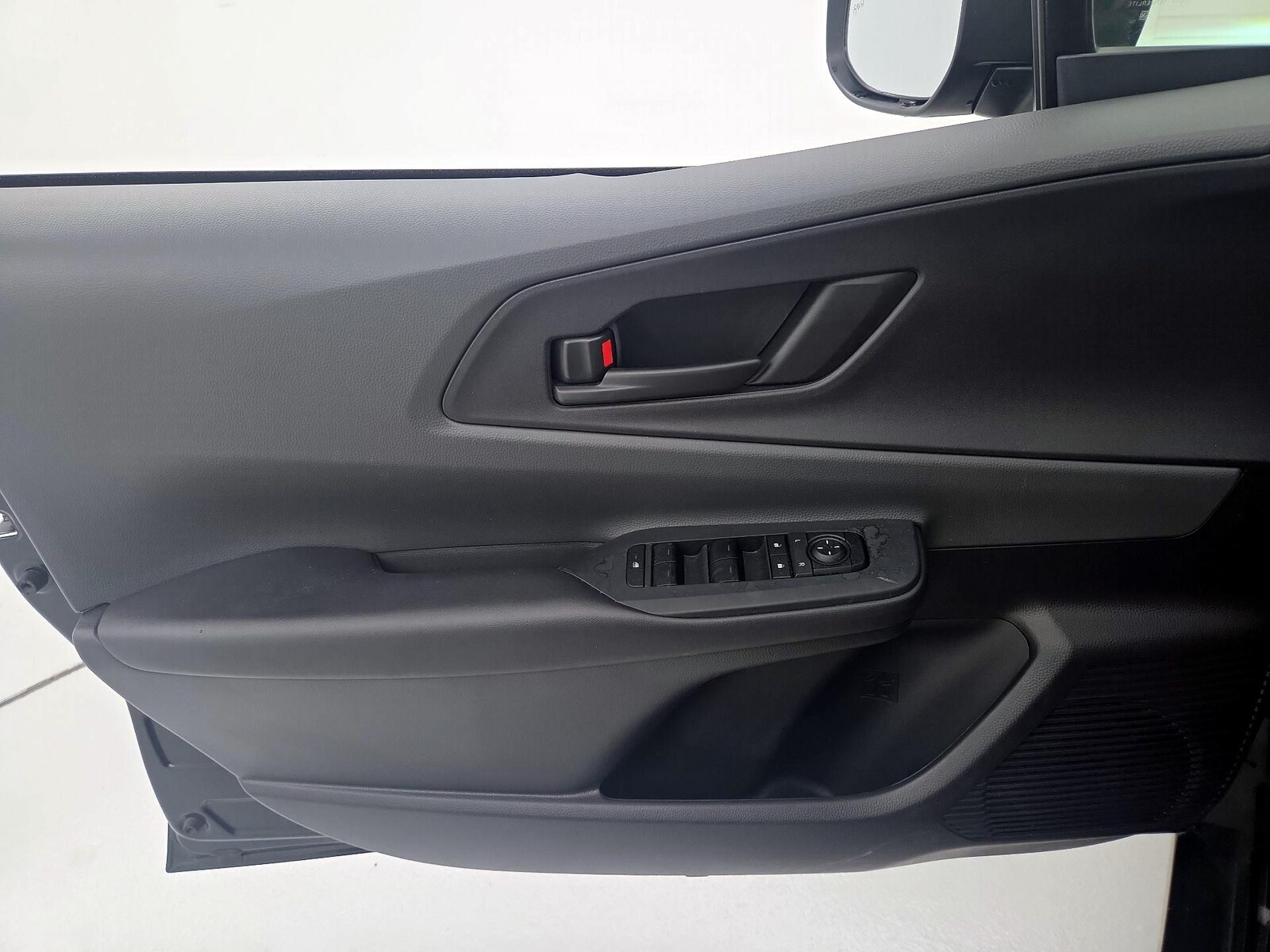 2025 Toyota Prius LE - Photo 13