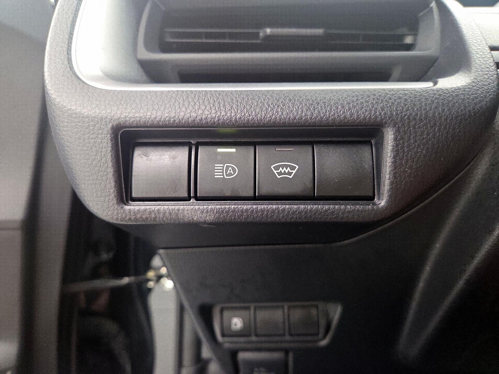 2025 Toyota Prius LE - Photo 14