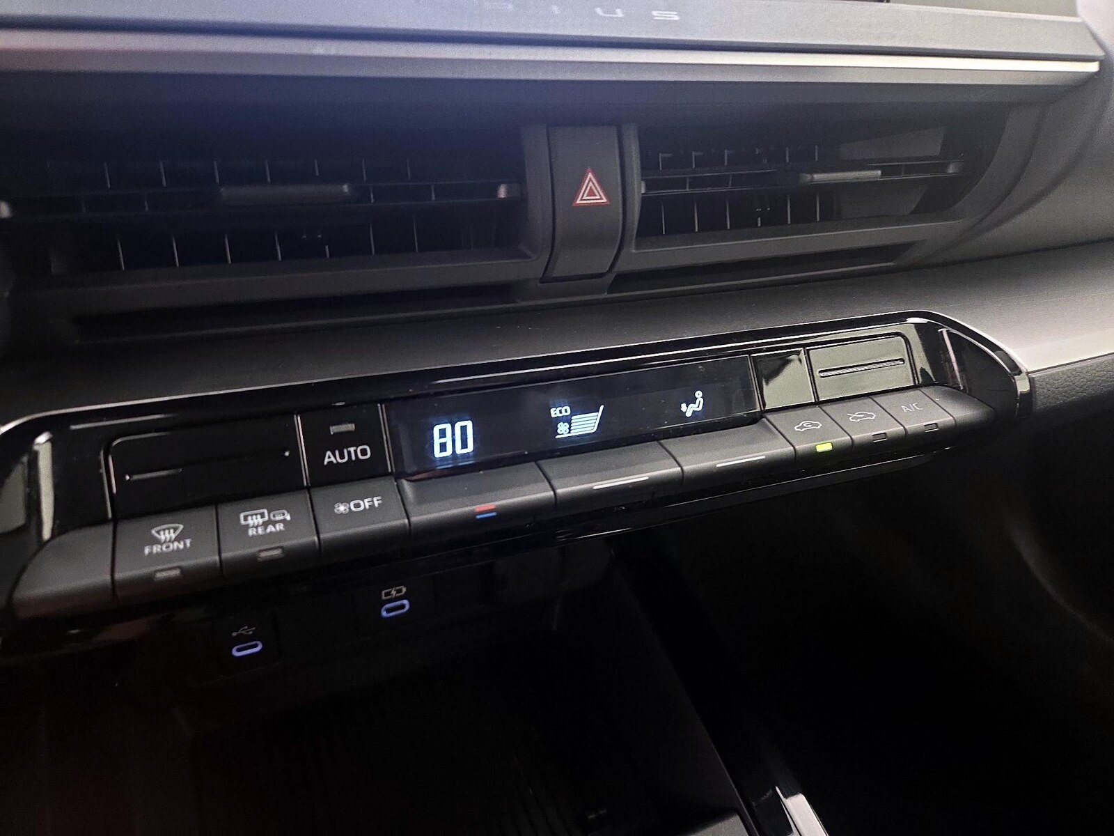 2025 Toyota Prius LE - Photo 17