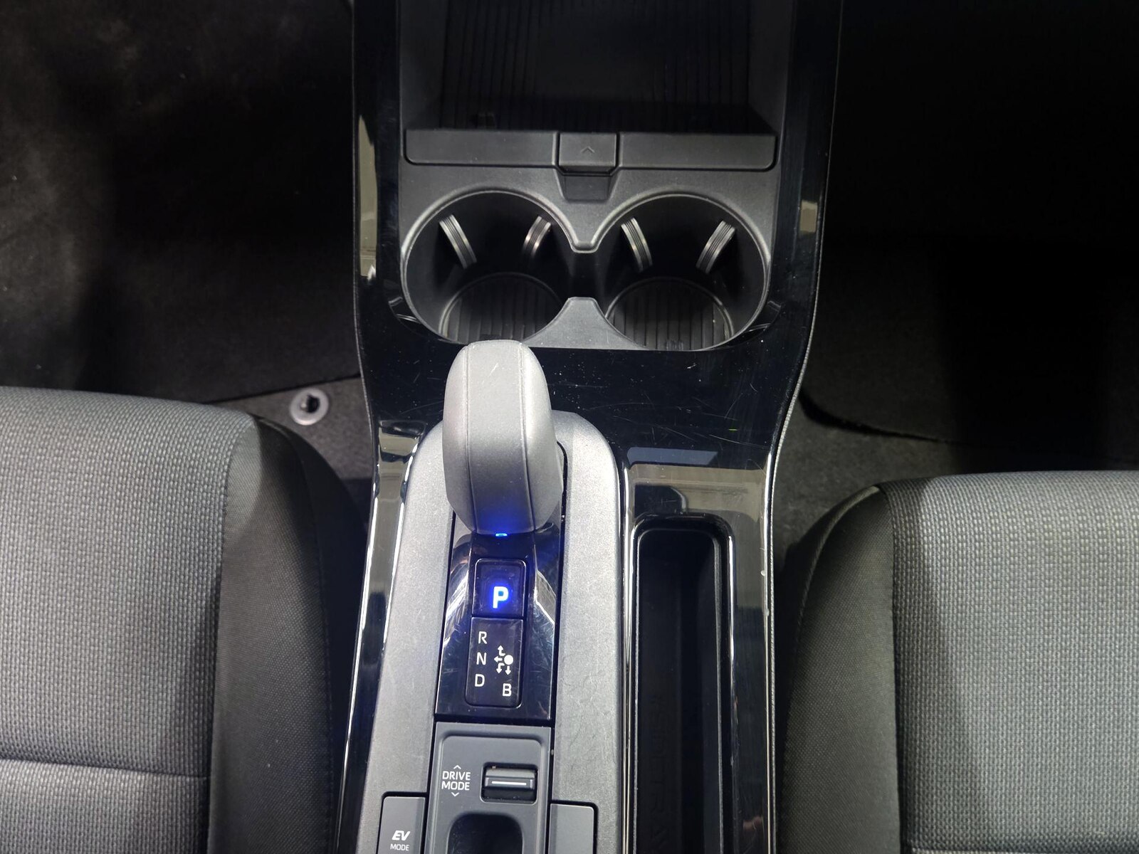2025 Toyota Prius LE - Photo 18