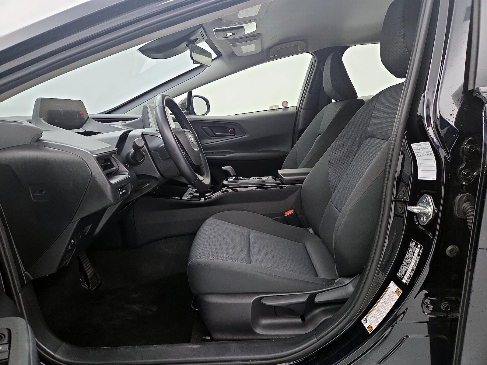 2025 Toyota Prius LE - Photo 12